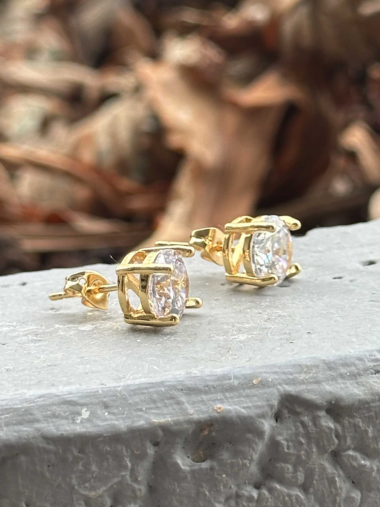 Harriet - Fine guldfarvede øreringe med stor sten