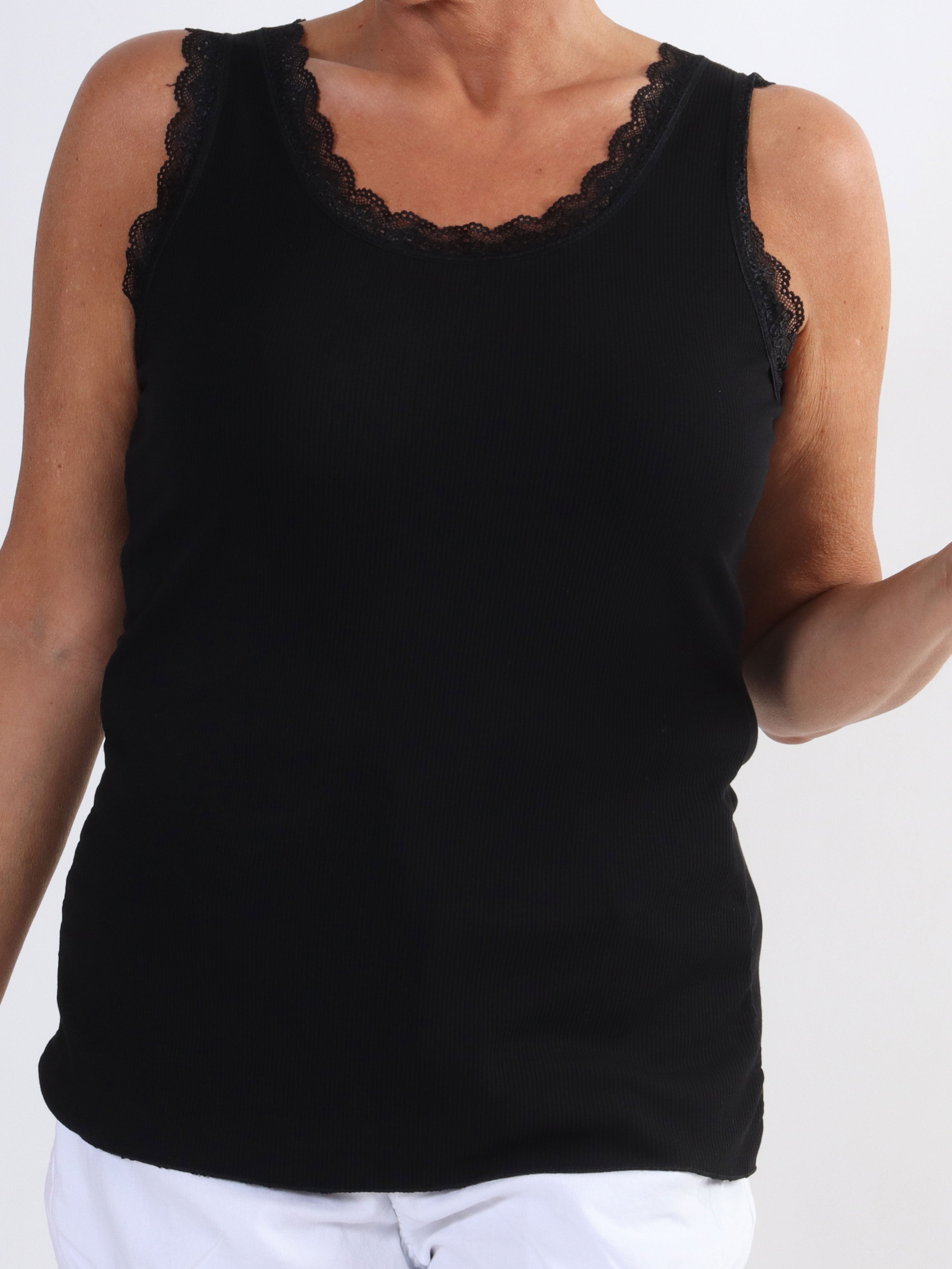 Ibina - Sød plus size top med rib og blondekanter