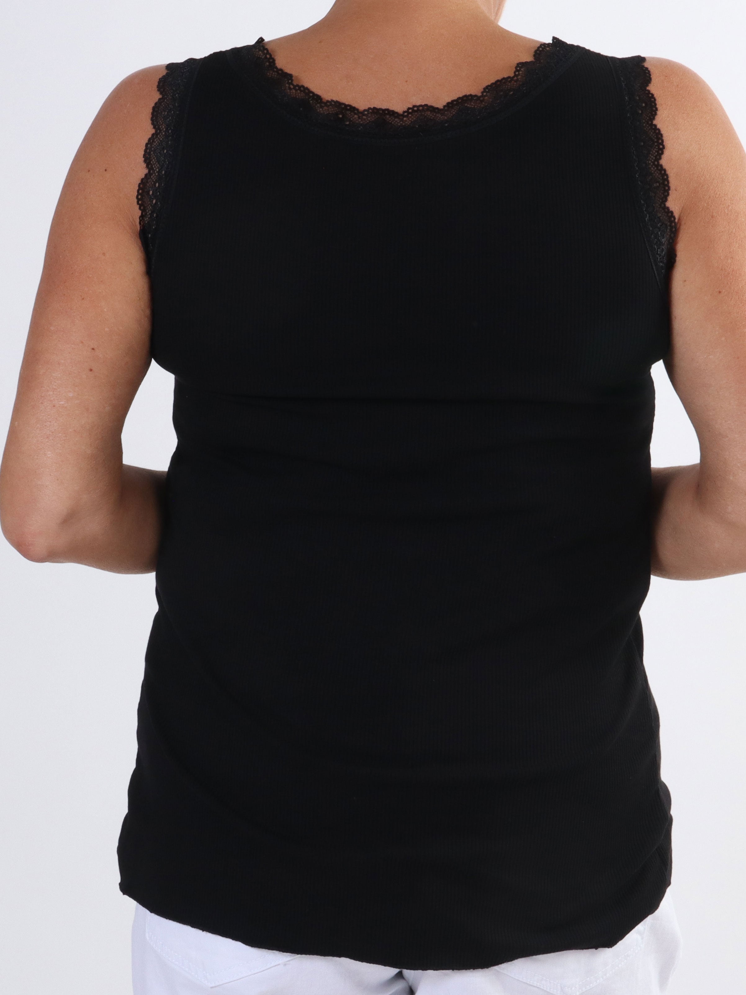 Ibina - Sød plus size top med rib og blondekanter