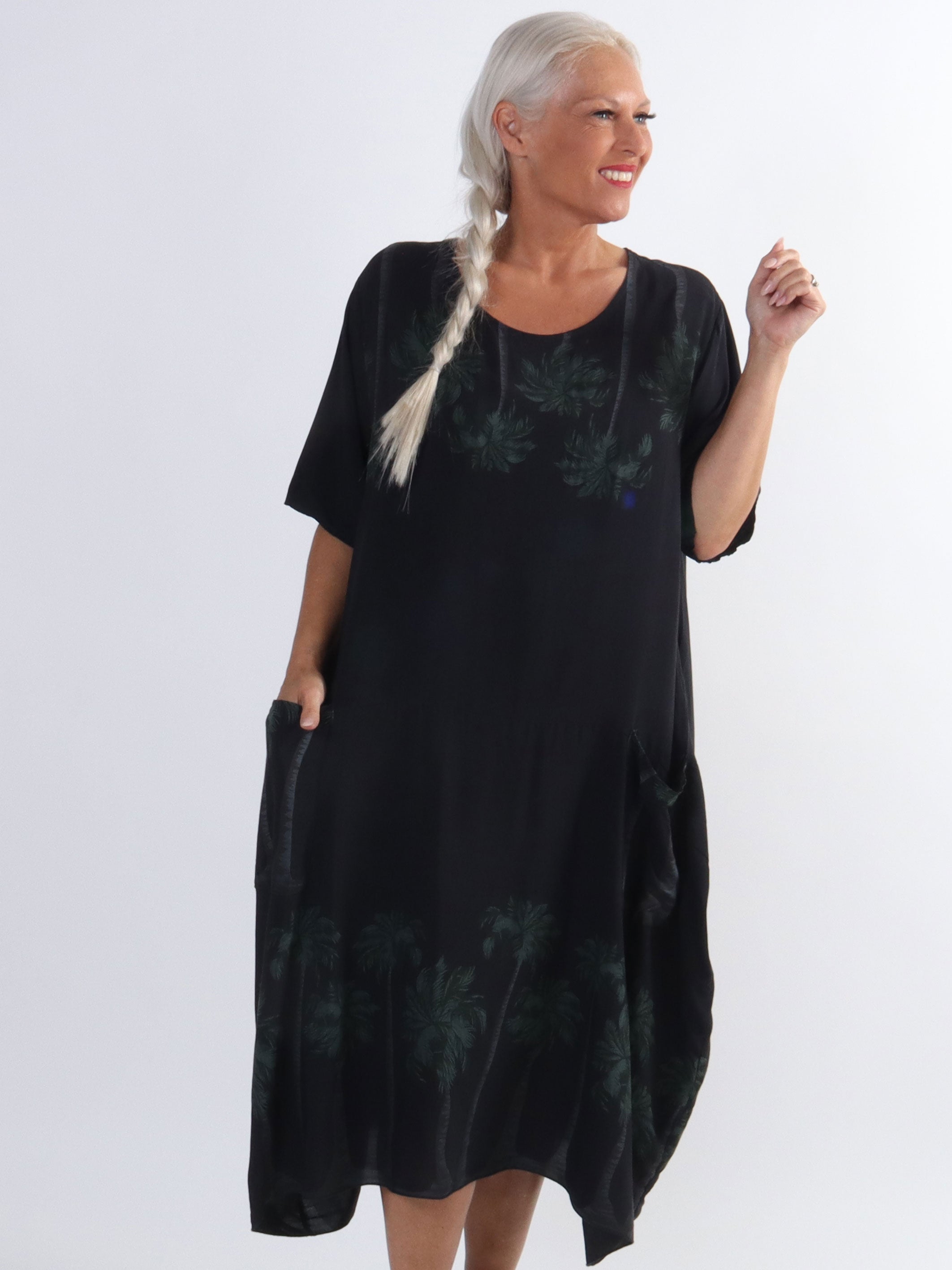 Idaline - Sød plus size kjole med palme motiver og lommer