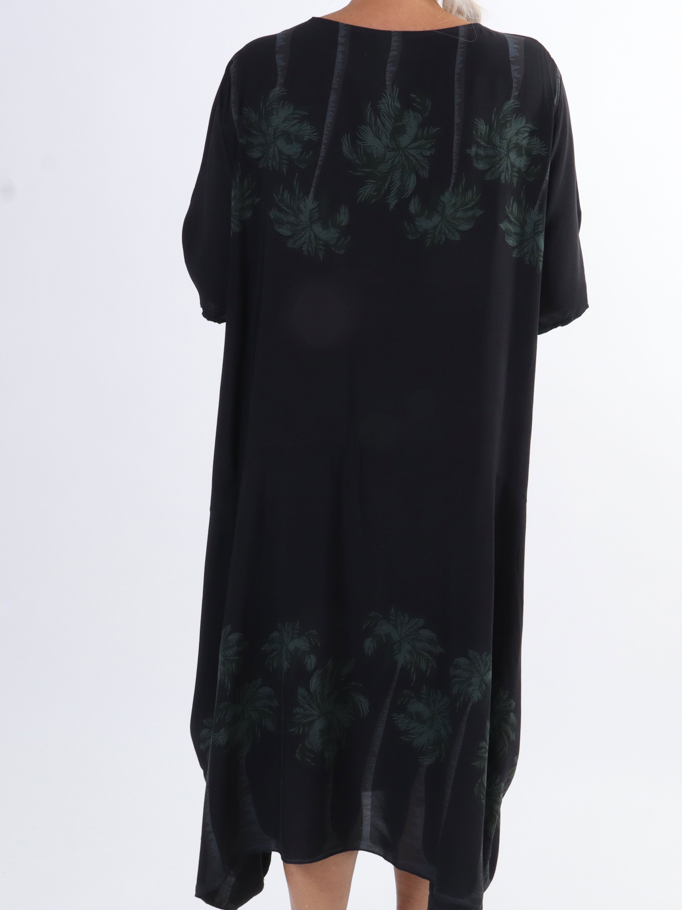 Idaline - Sød plus size kjole med palme motiver og lommer