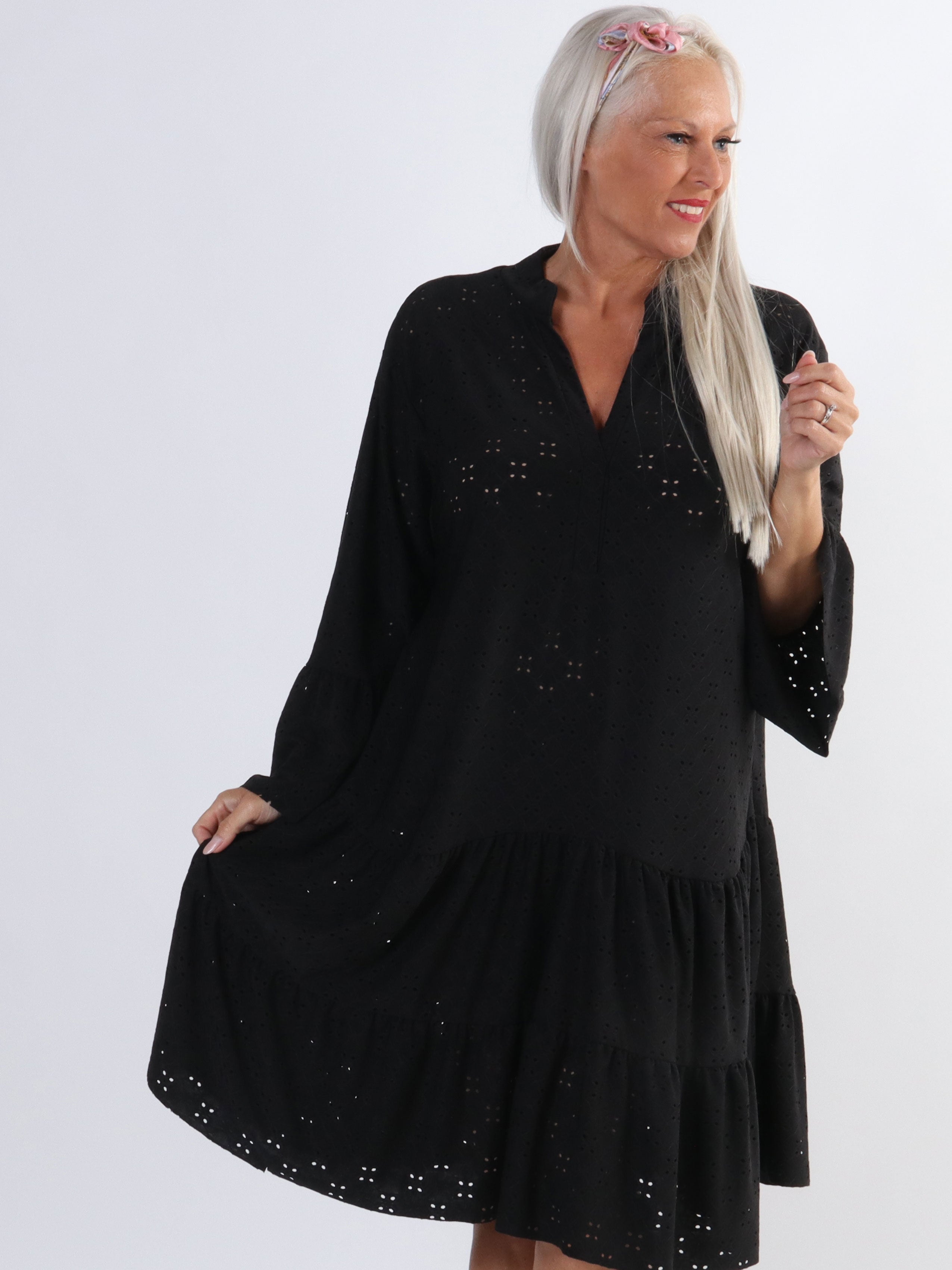 Indiana - Sød elastisk plus size kjole i broderi anglaise