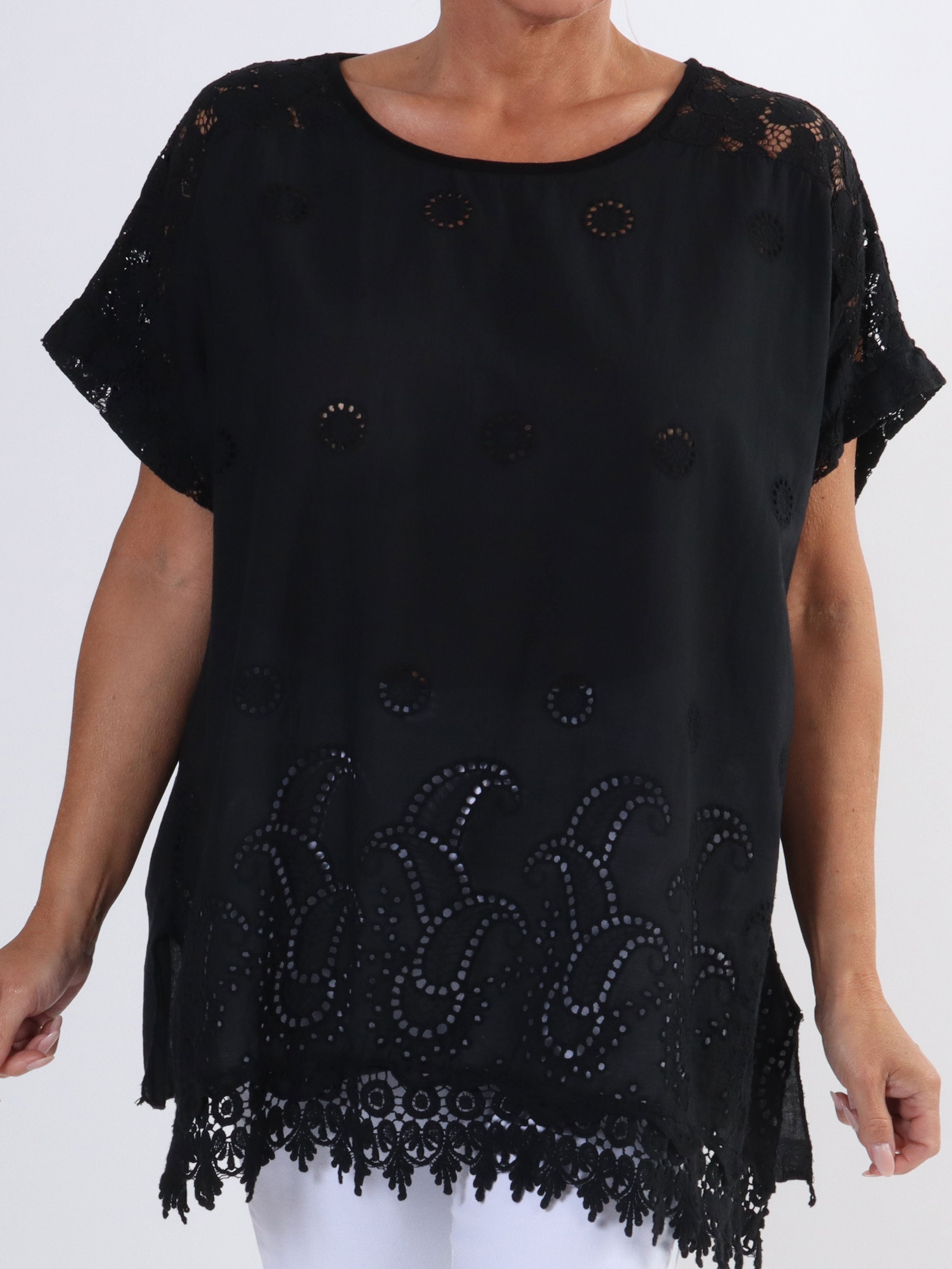 Inna - Sød plus size top med blonder og broderi anglaise