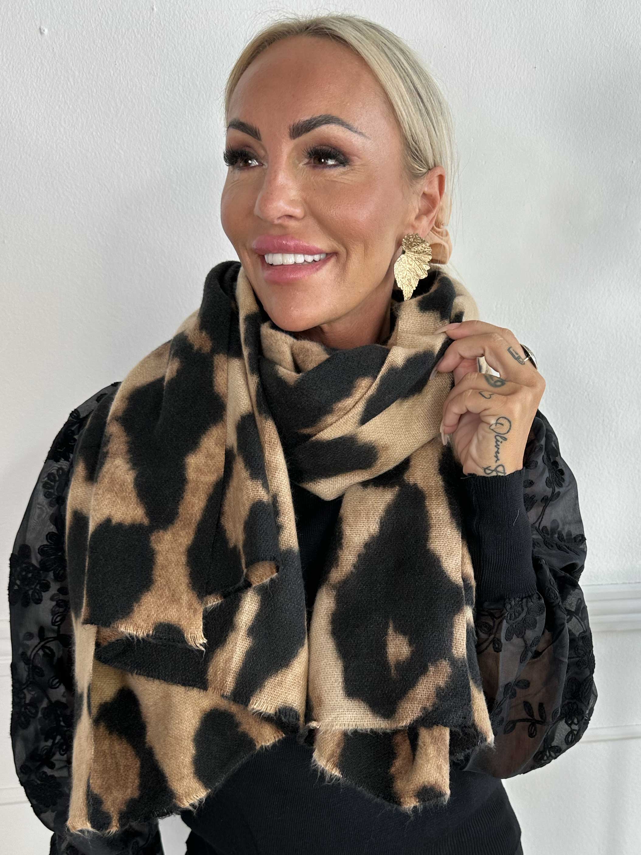 Isadora - Blødt og tykt tørklæde med leopardprint