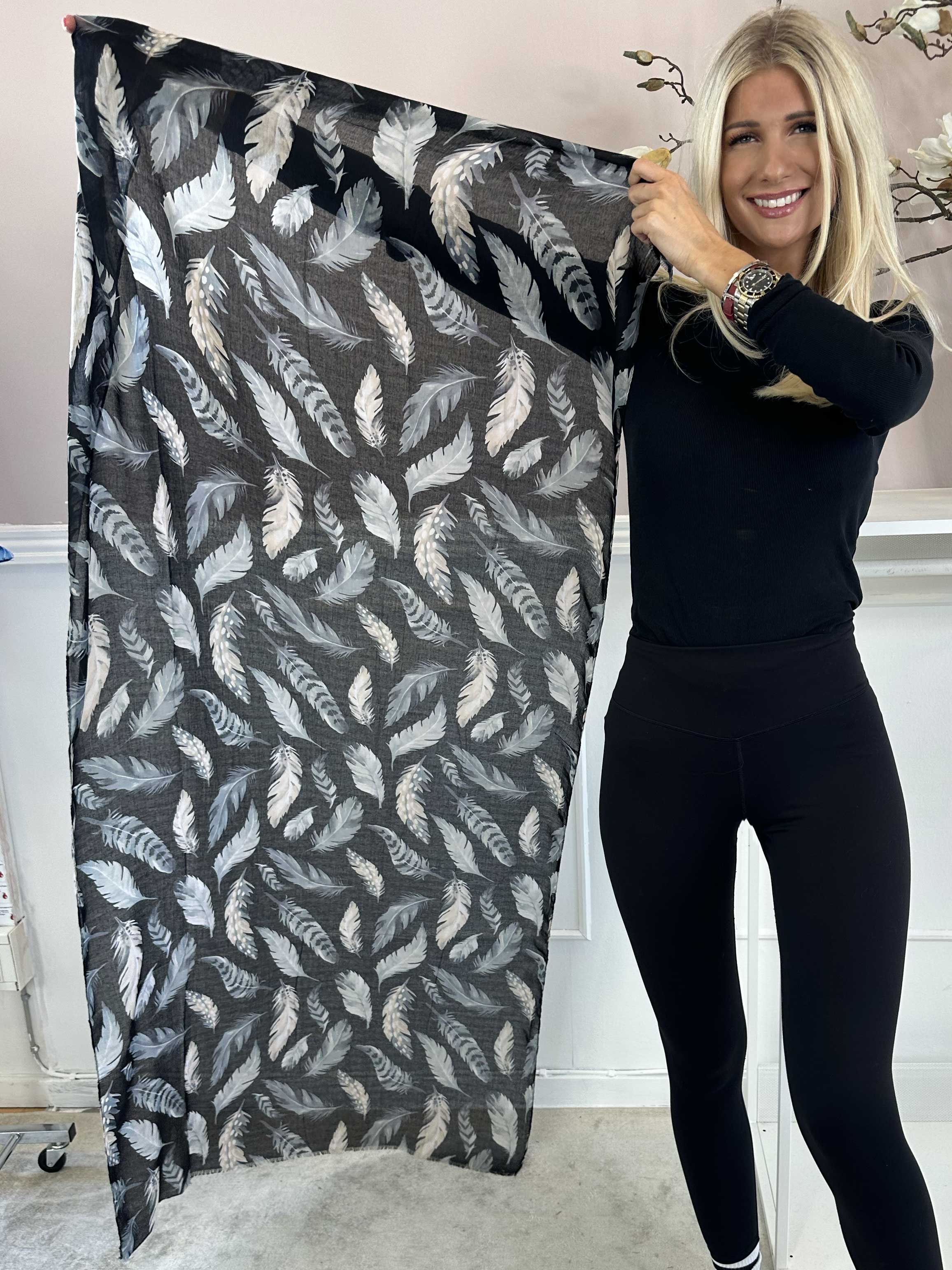 Jana Feather - Tørklæde i viskose med fjermotiver