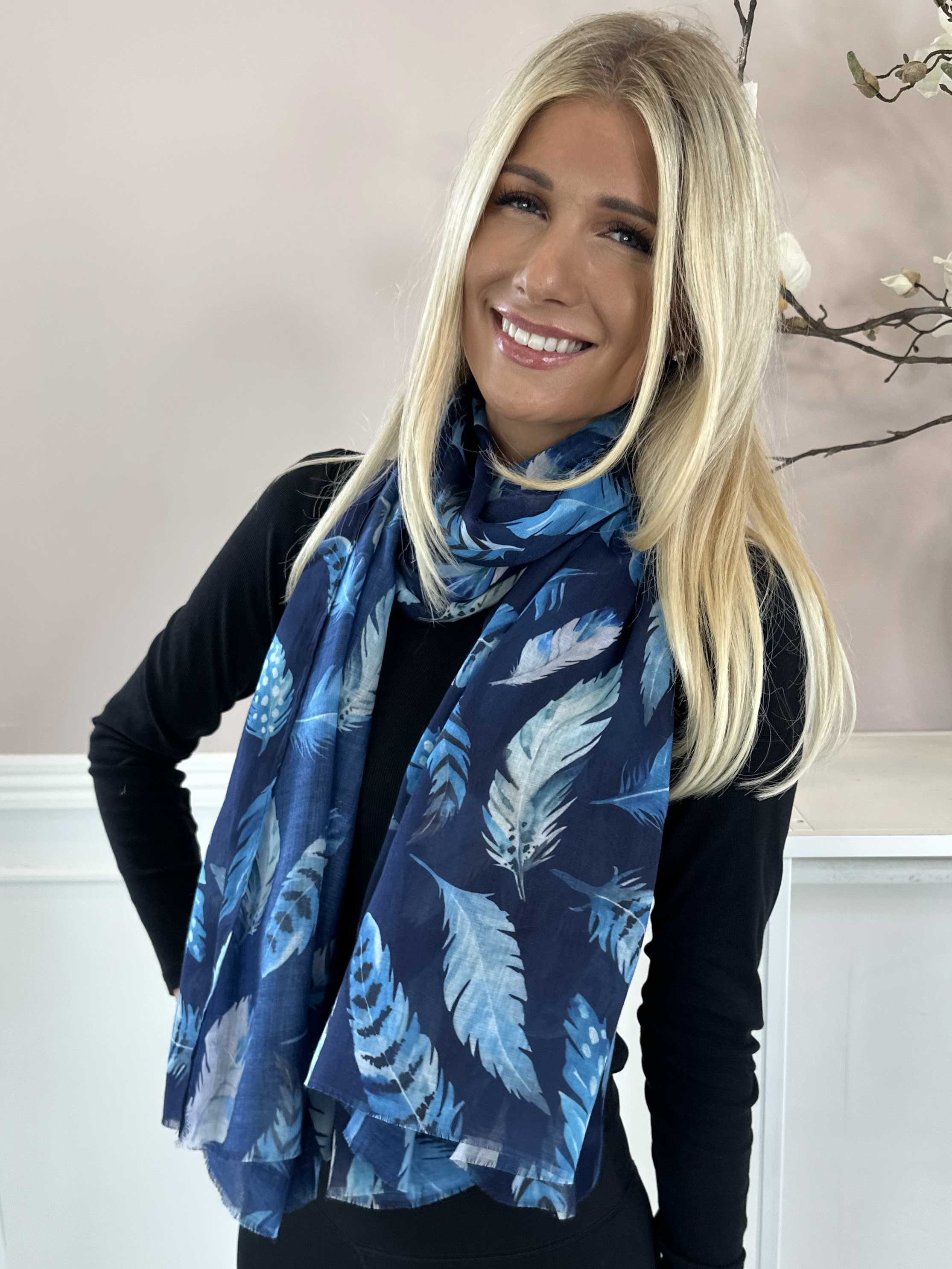 Jana Feather - Tørklæde i viskose med fjermotiver