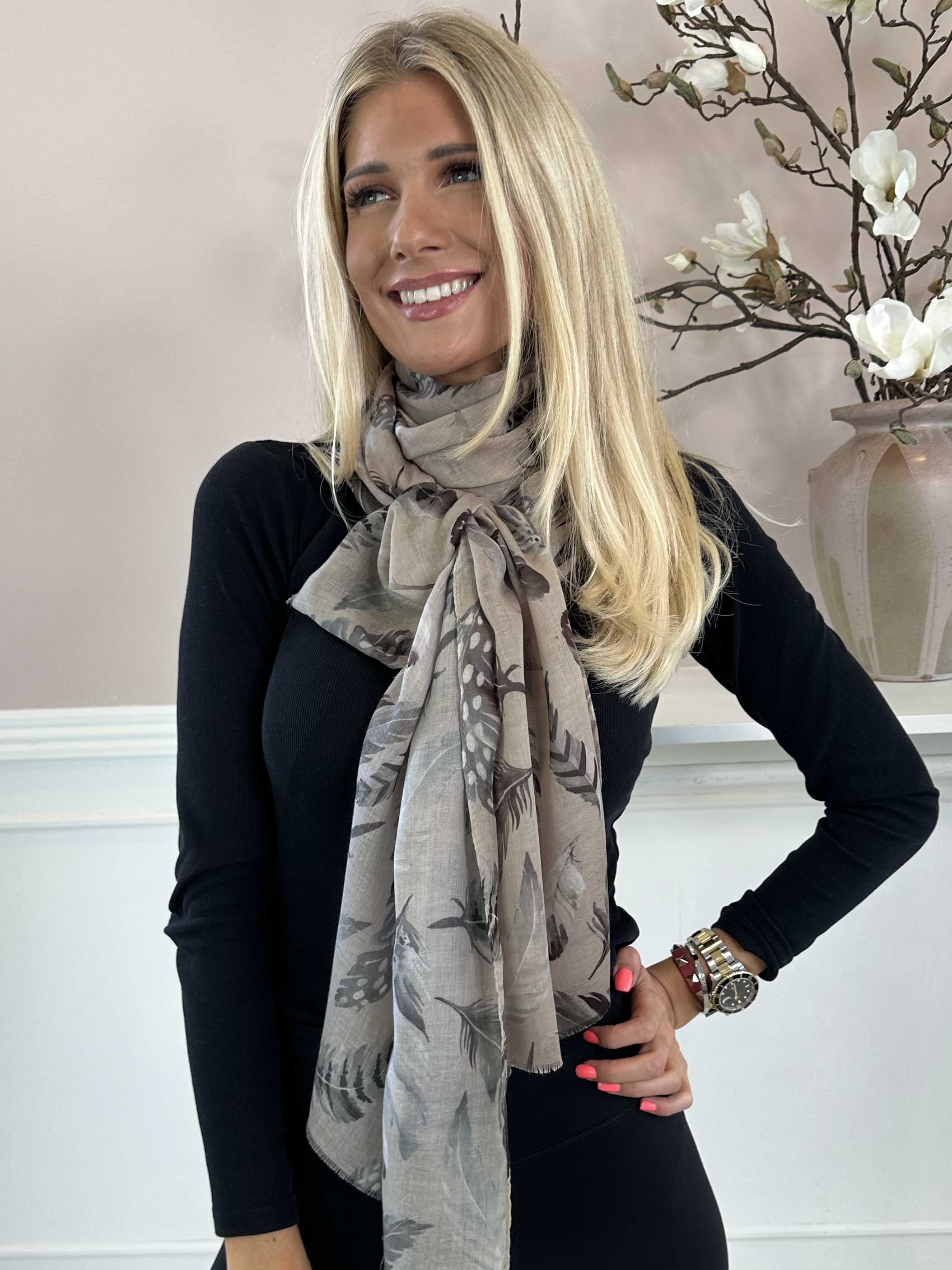 Jana Feather - Tørklæde i viskose med fjermotiver