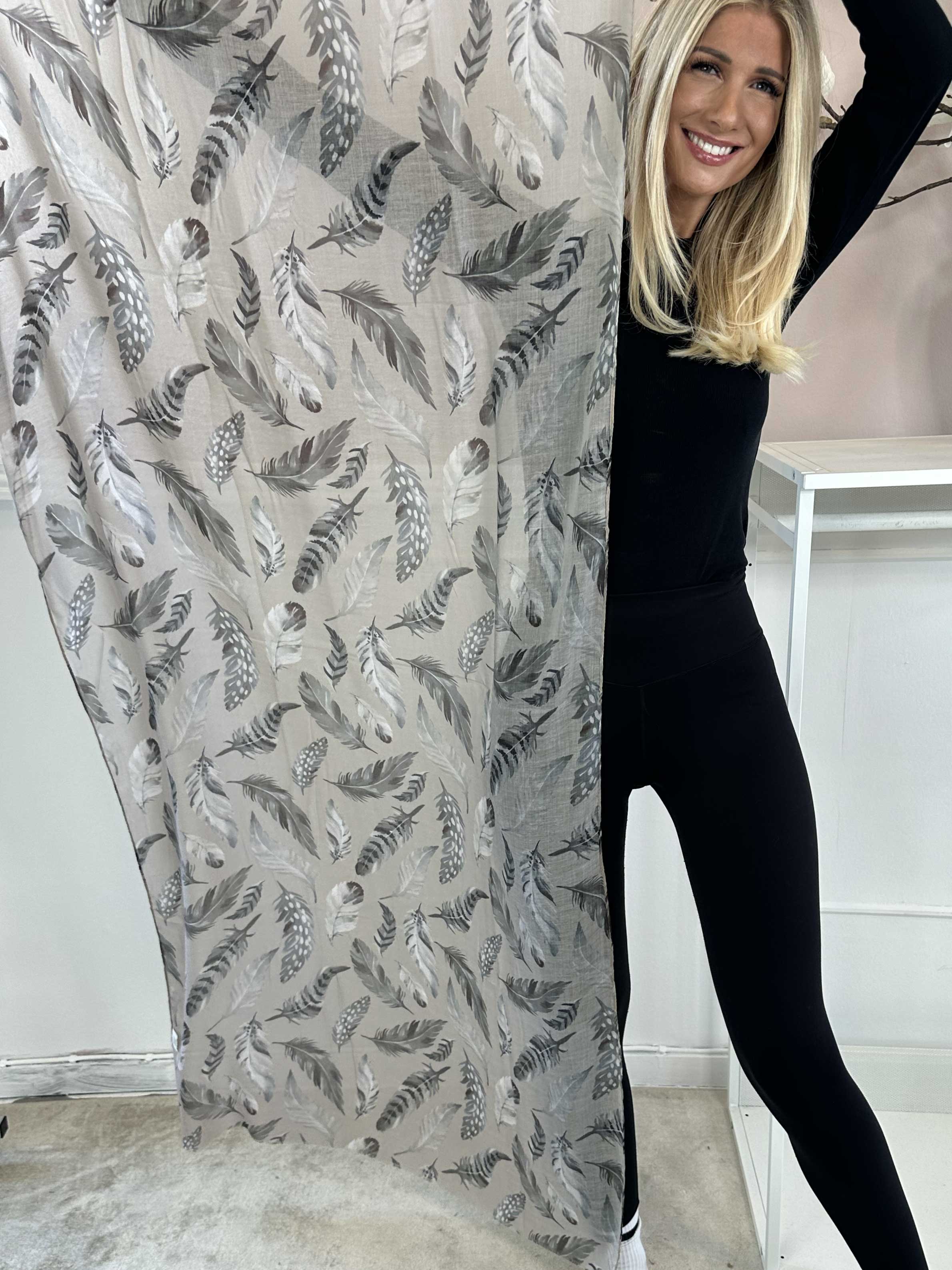 Jana Feather - Tørklæde i viskose med fjermotiver