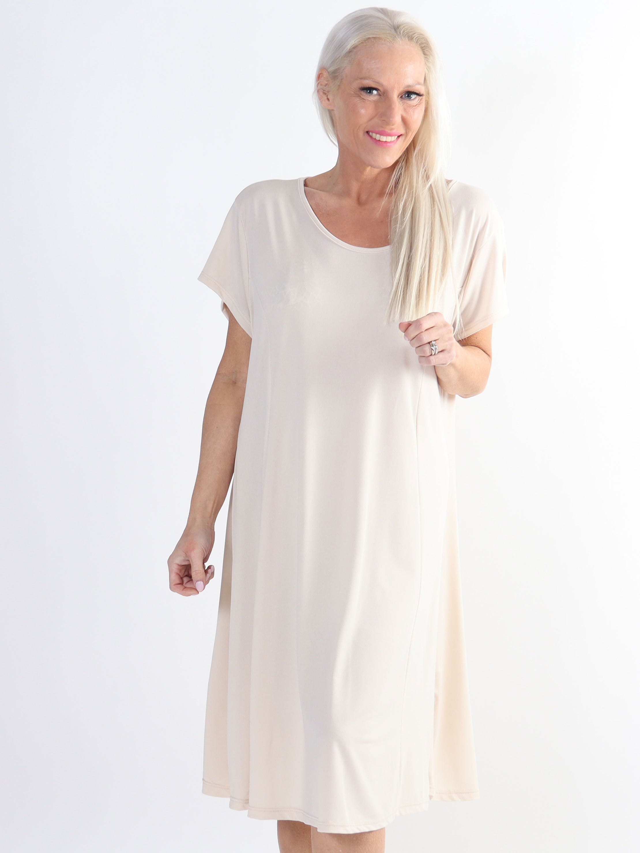 Janina - Ensfarvet plus size kjole i blødt elastisk stof