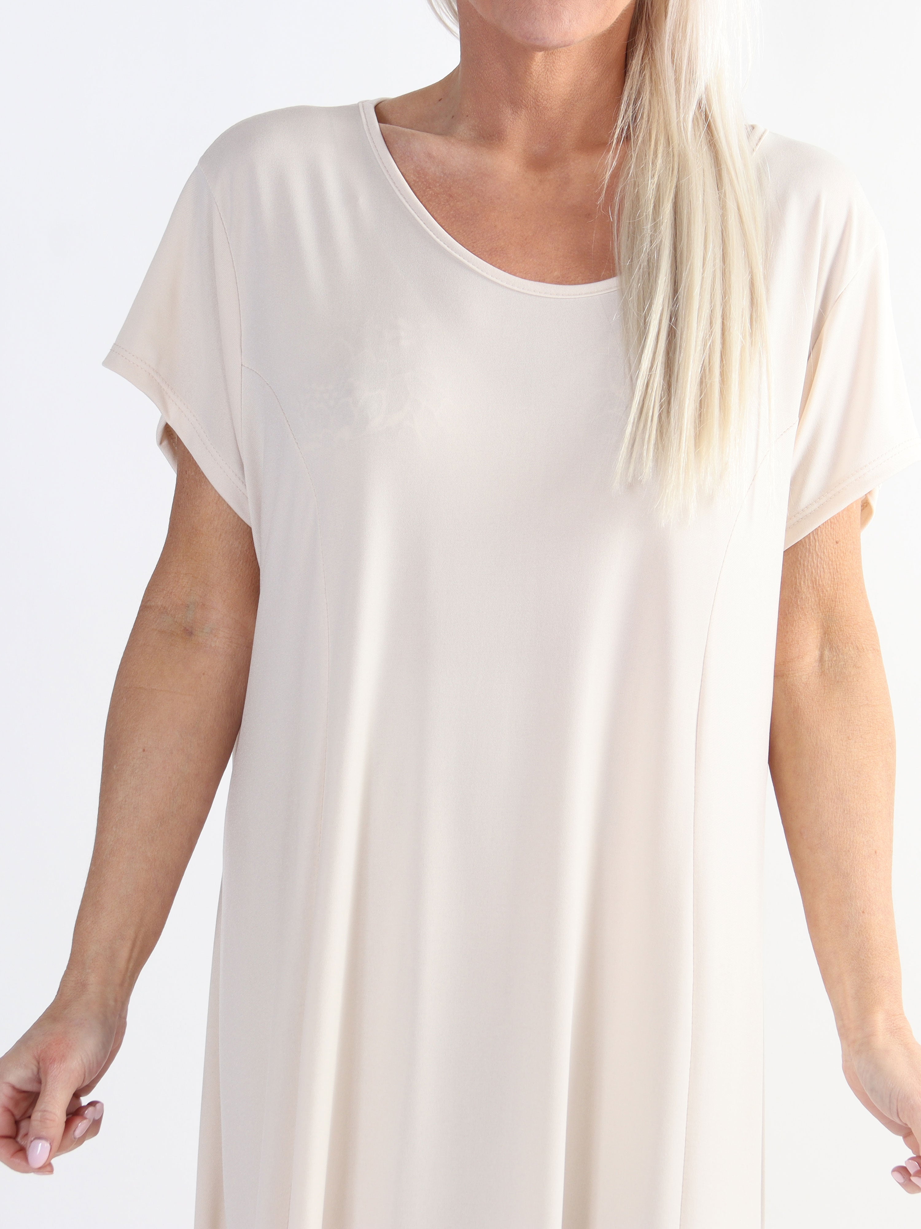 Janina - Ensfarvet plus size kjole i blødt elastisk stof