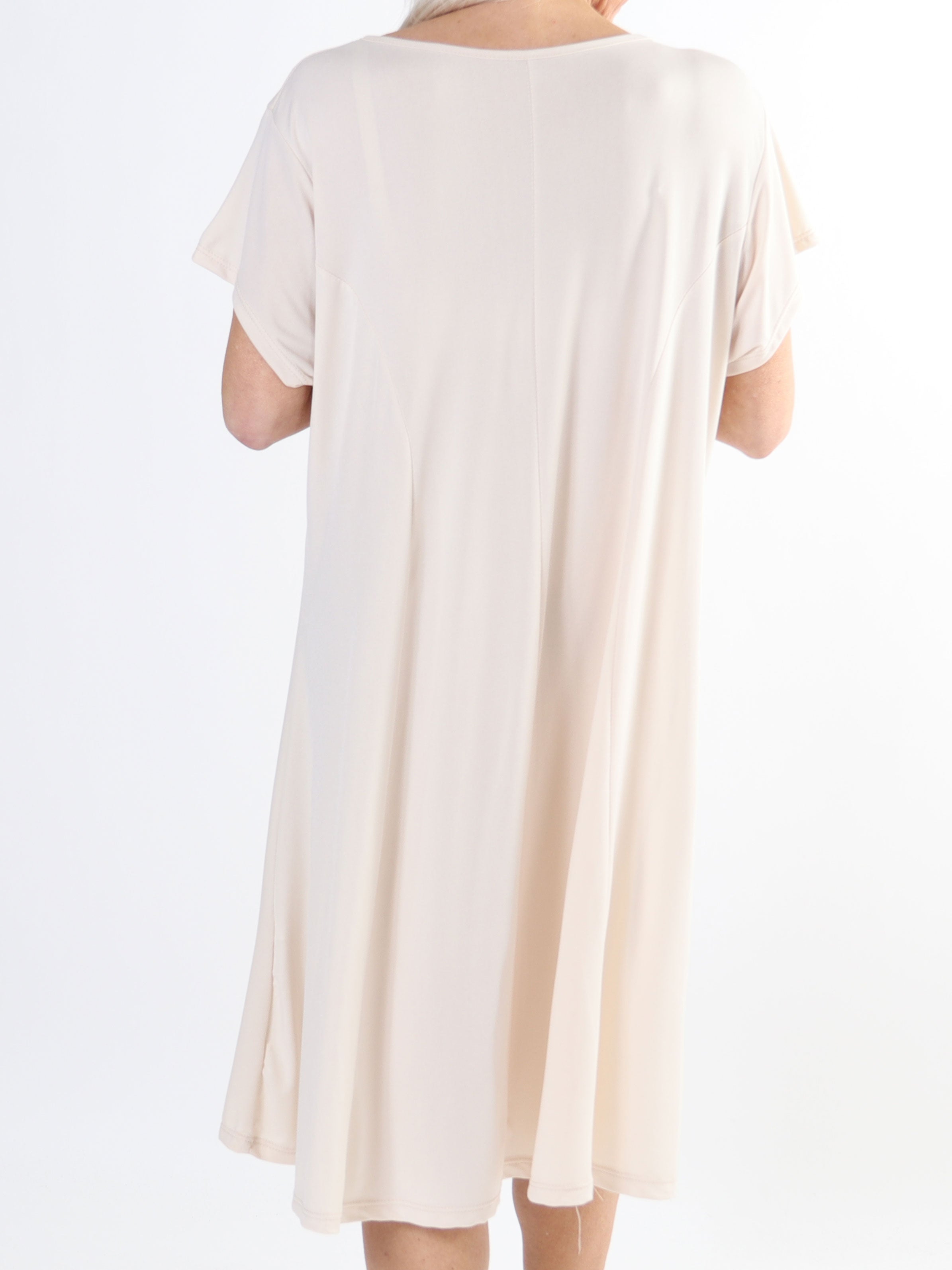 Janina - Ensfarvet plus size kjole i blødt elastisk stof