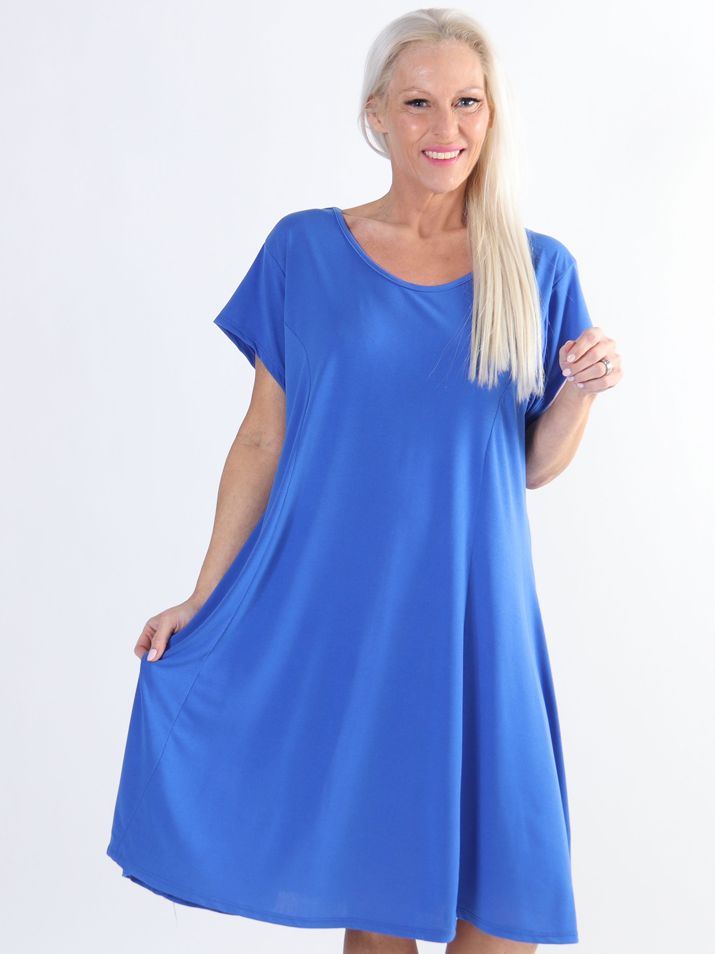 Janina - Ensfarvet plus size kjole i blødt elastisk stof