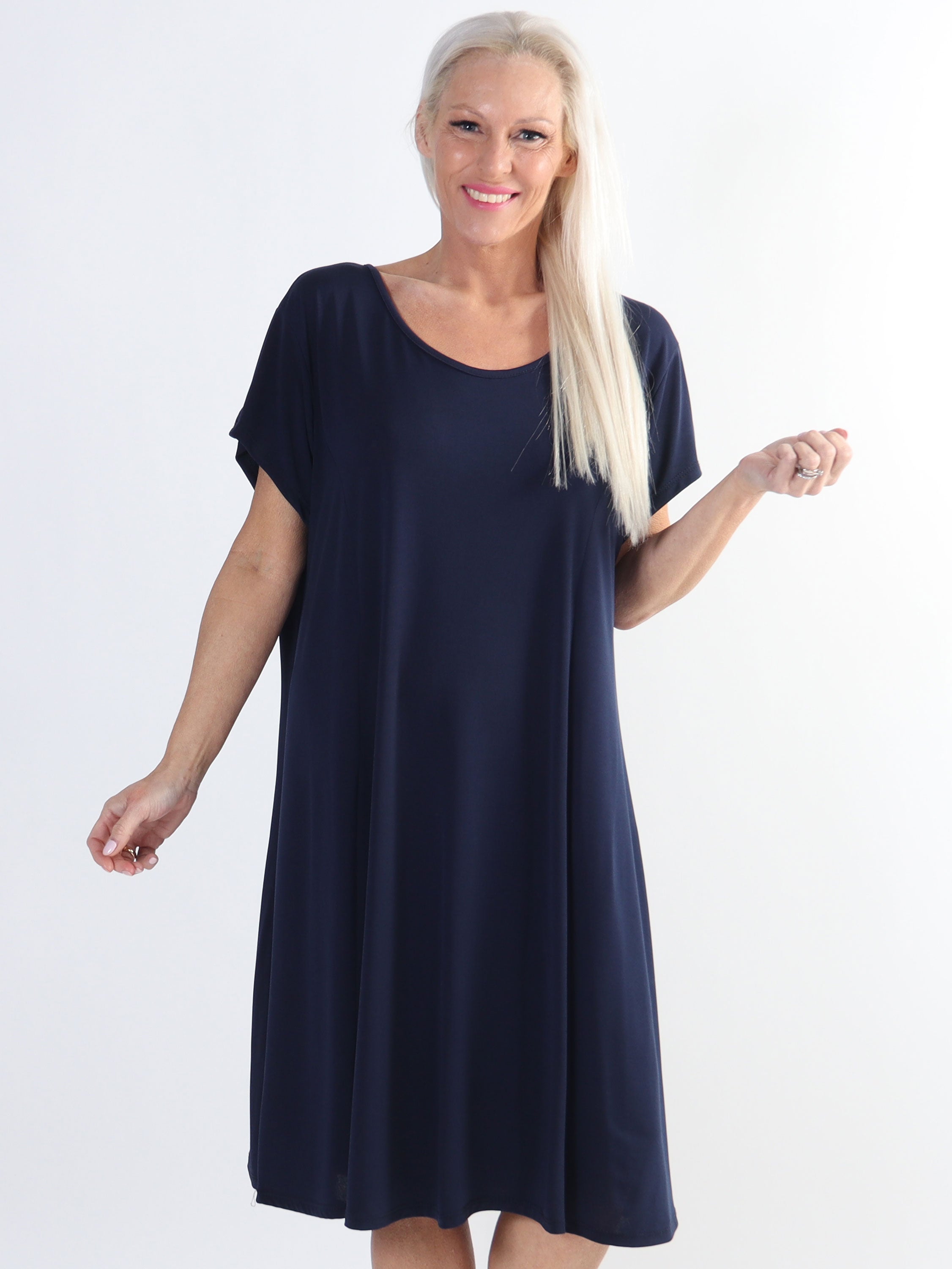 Janina - Ensfarvet plus size kjole i blødt elastisk stof