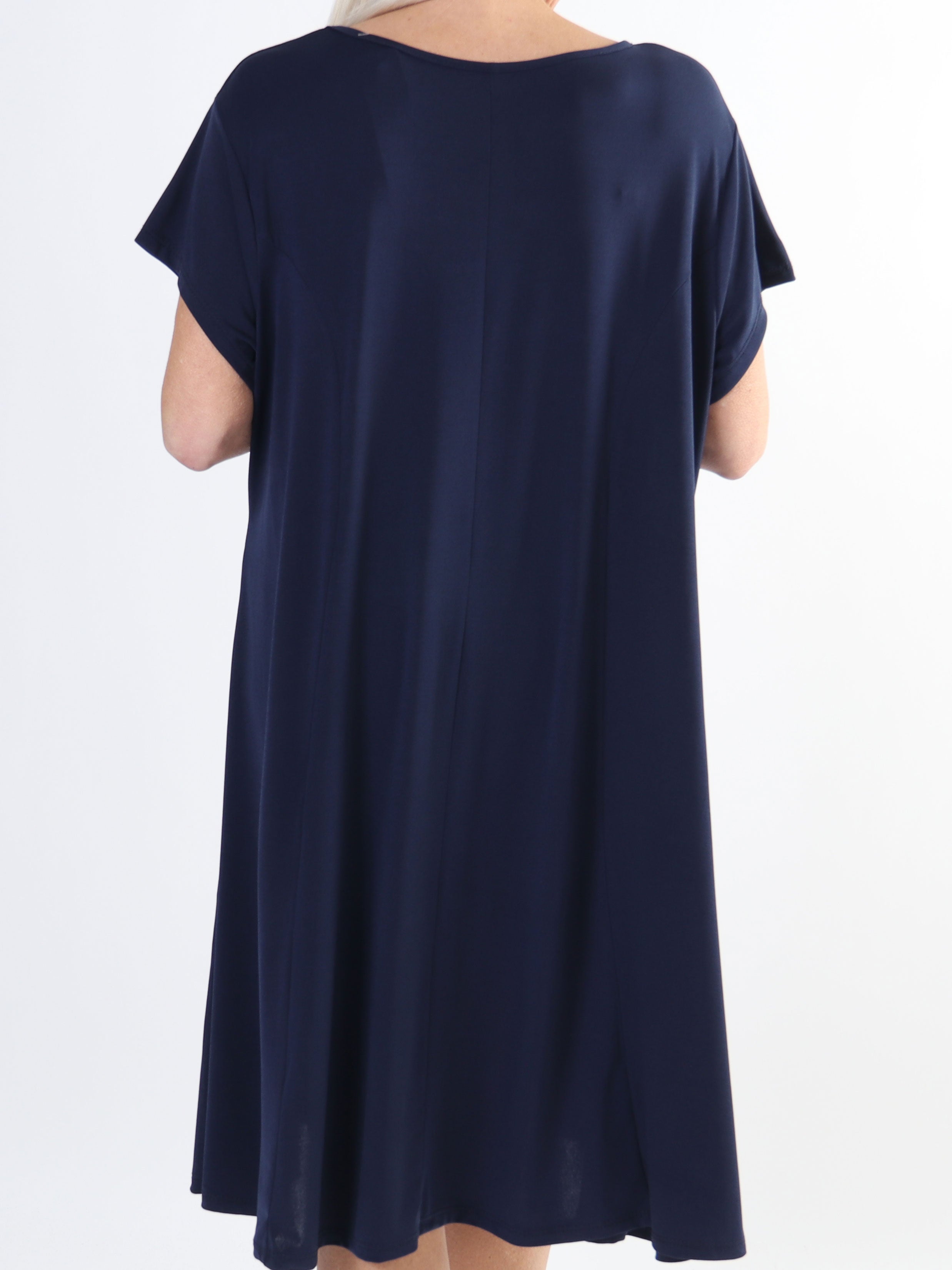 Janina - Ensfarvet plus size kjole i blødt elastisk stof