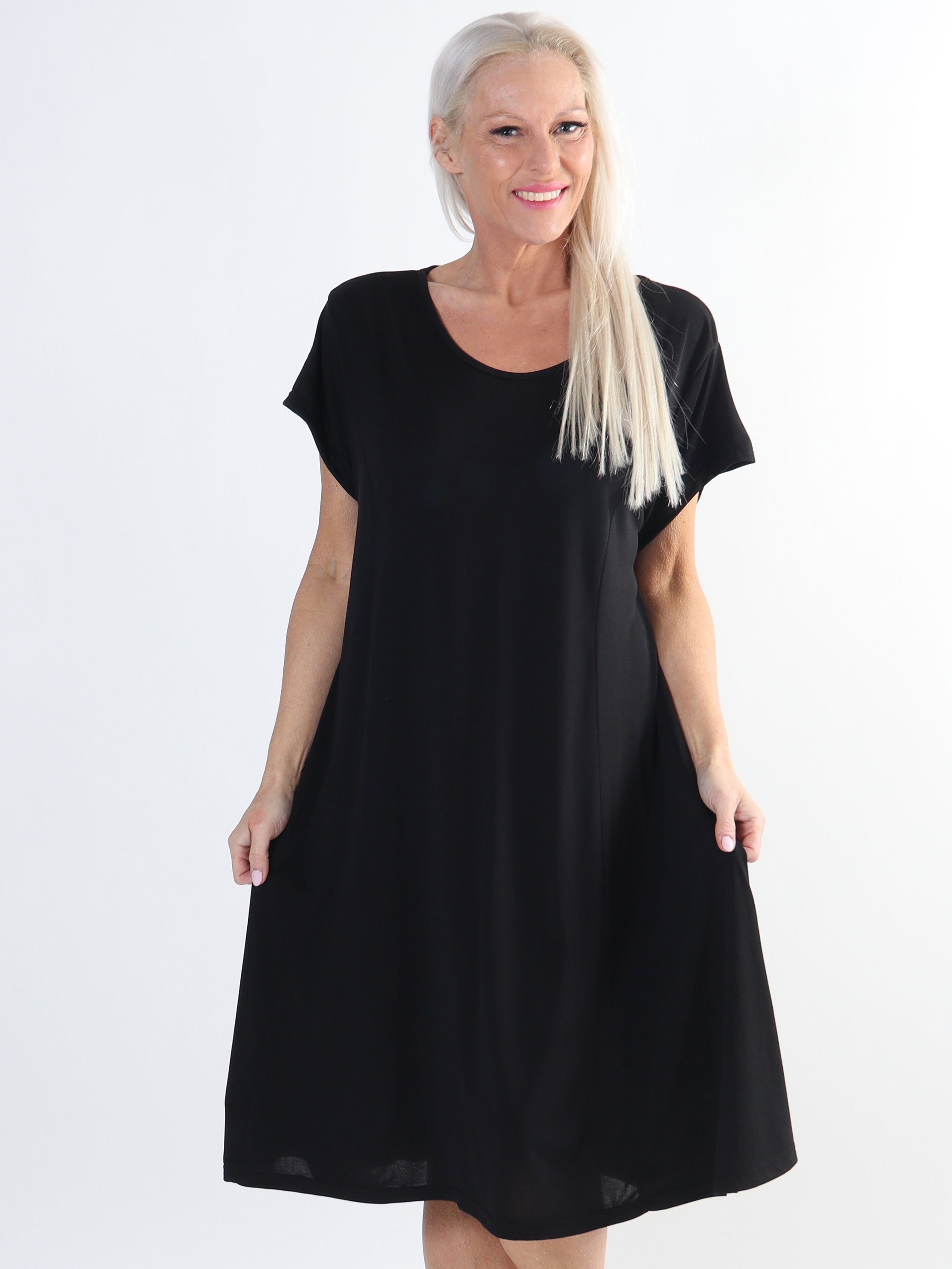 Janina - Ensfarvet plus size kjole i blødt elastisk stof