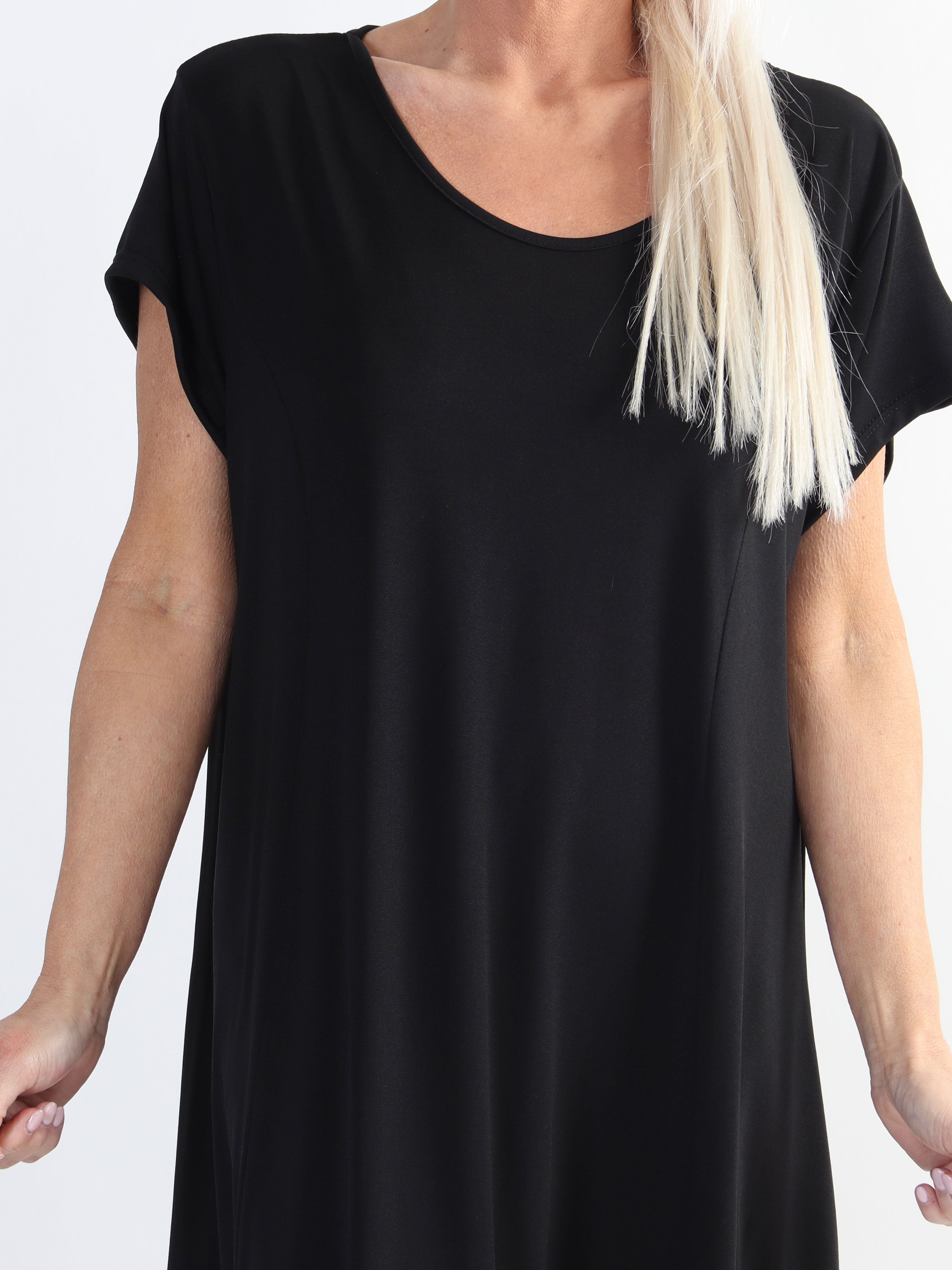 Janina - Ensfarvet plus size kjole i blødt elastisk stof