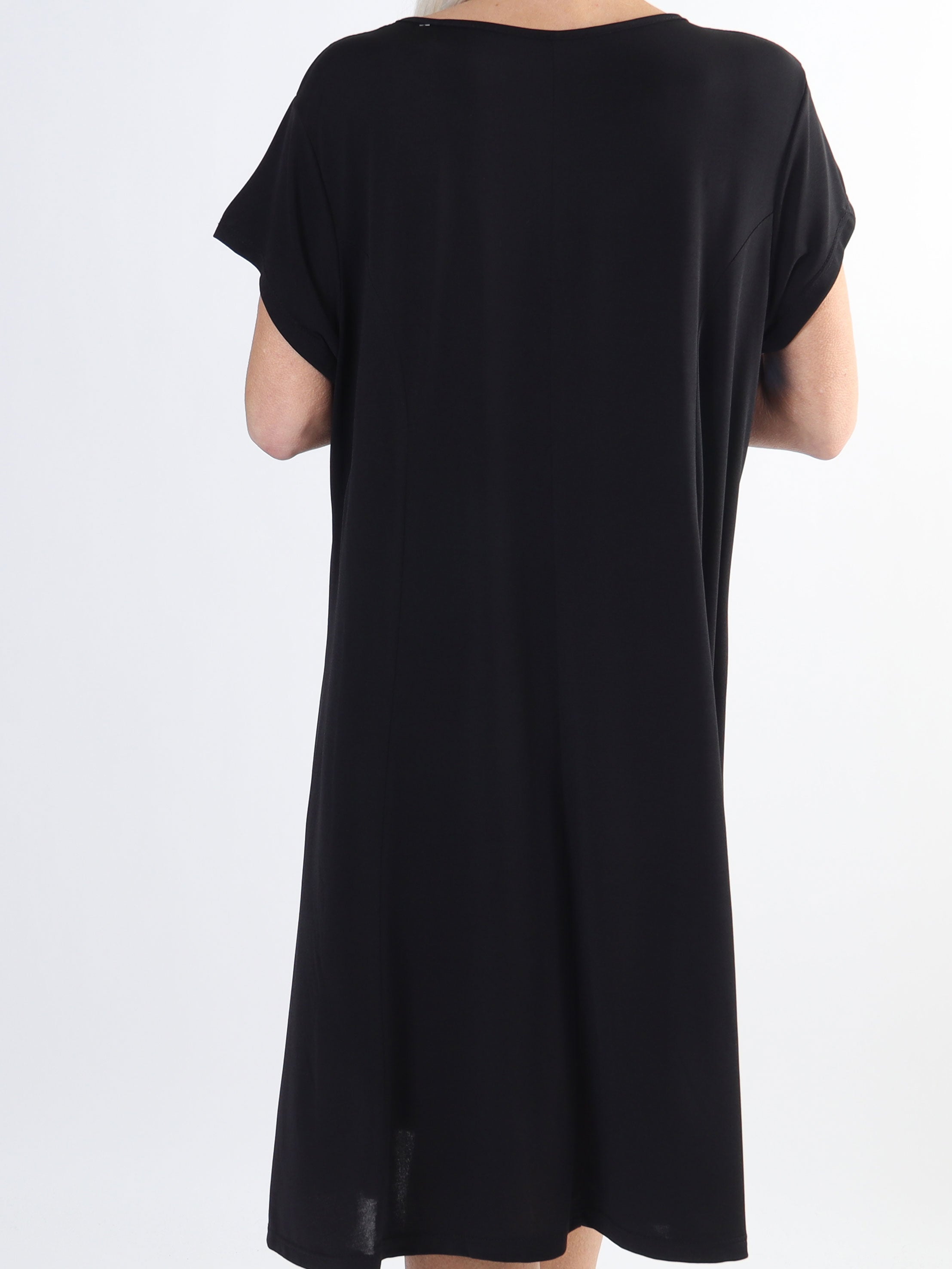 Janina - Ensfarvet plus size kjole i blødt elastisk stof