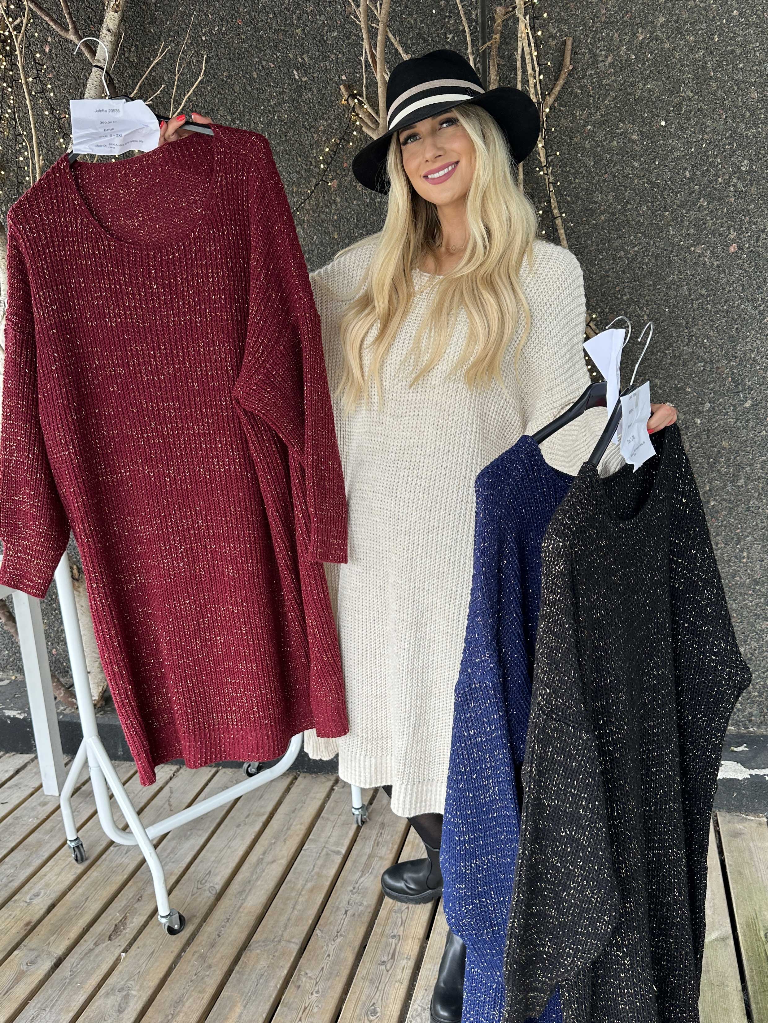 Juletta - Lang strikkjole med tynde guldtråde