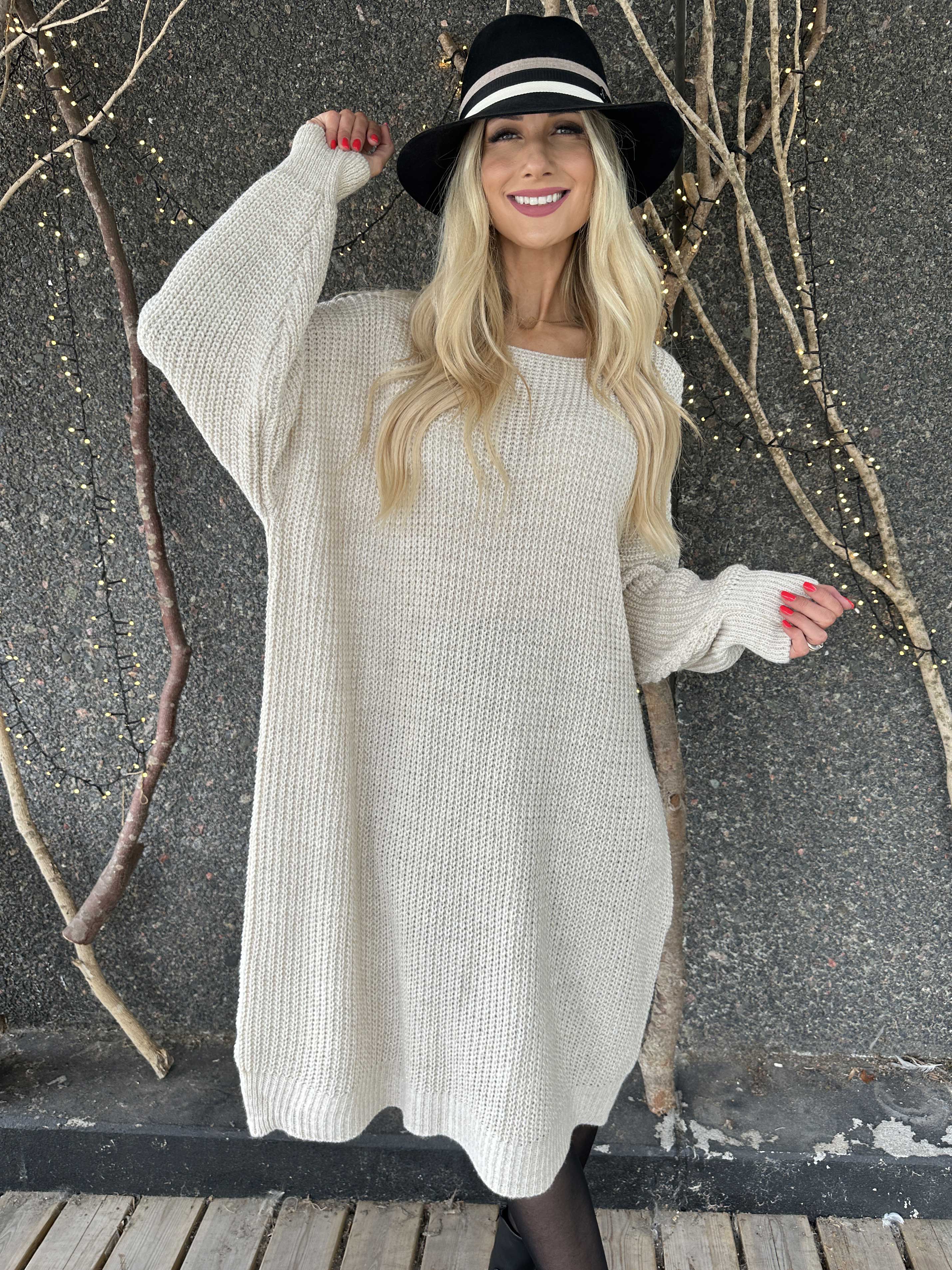 Juletta - Lang strikkjole med tynde guldtråde