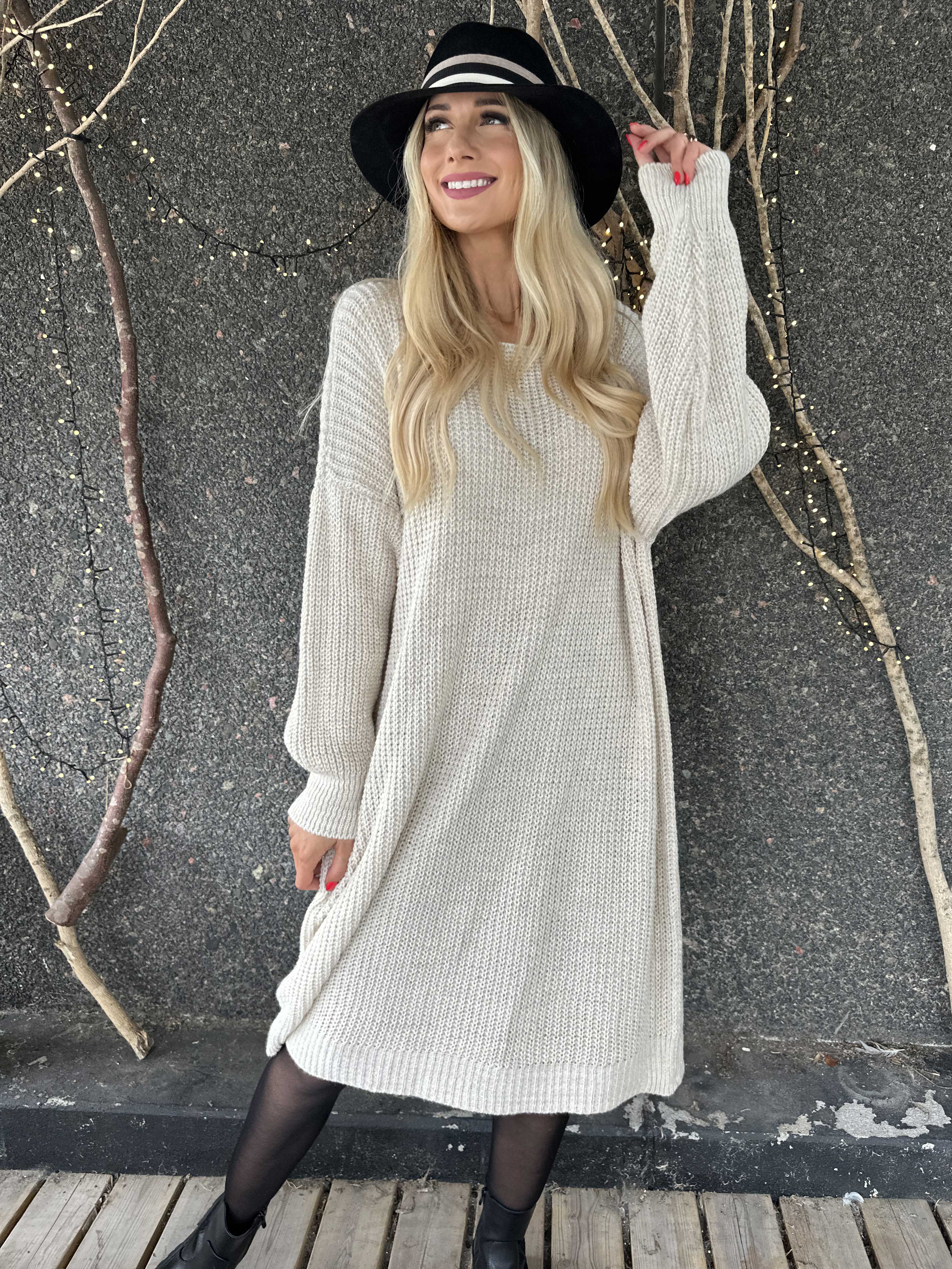 Juletta - Lang strikkjole med tynde guldtråde