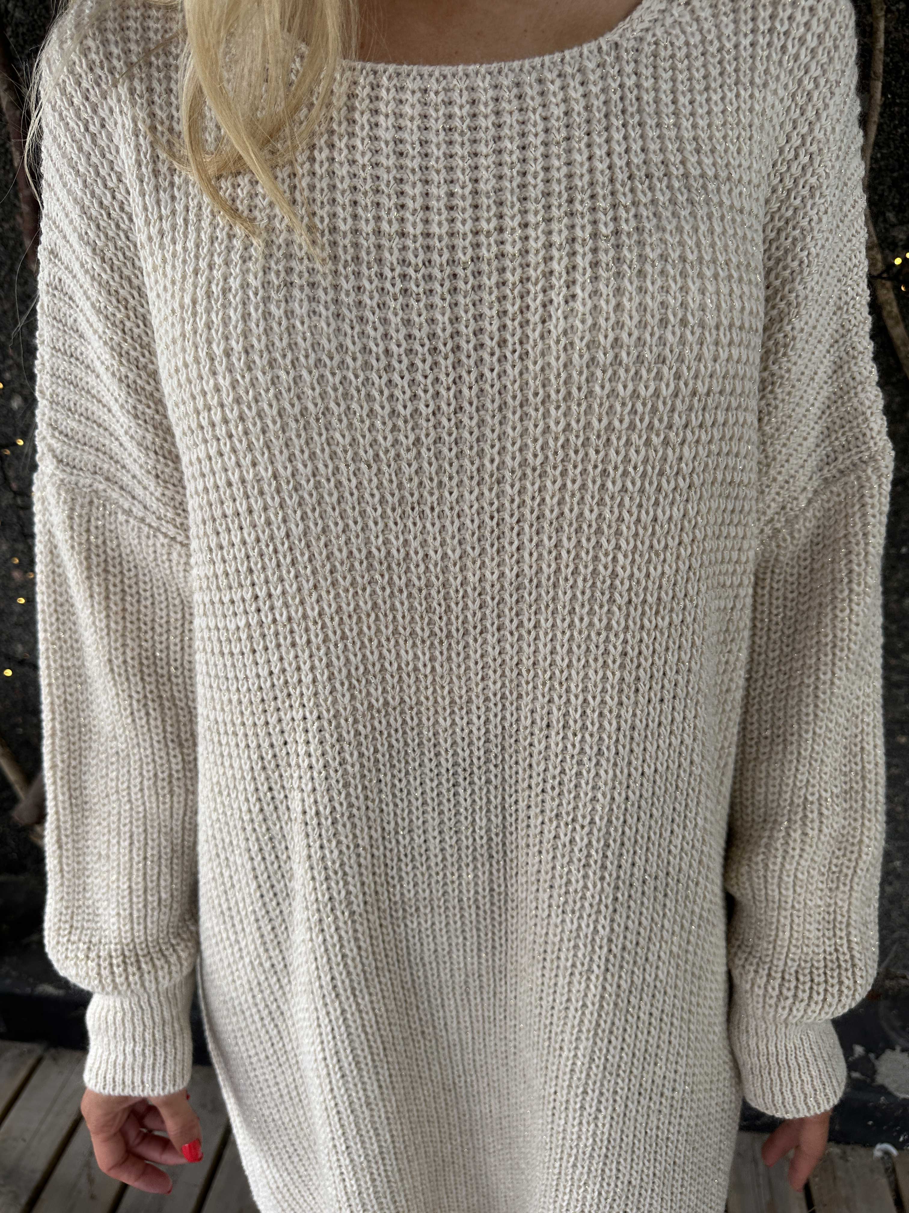 Juletta - Lang strikkjole med tynde guldtråde