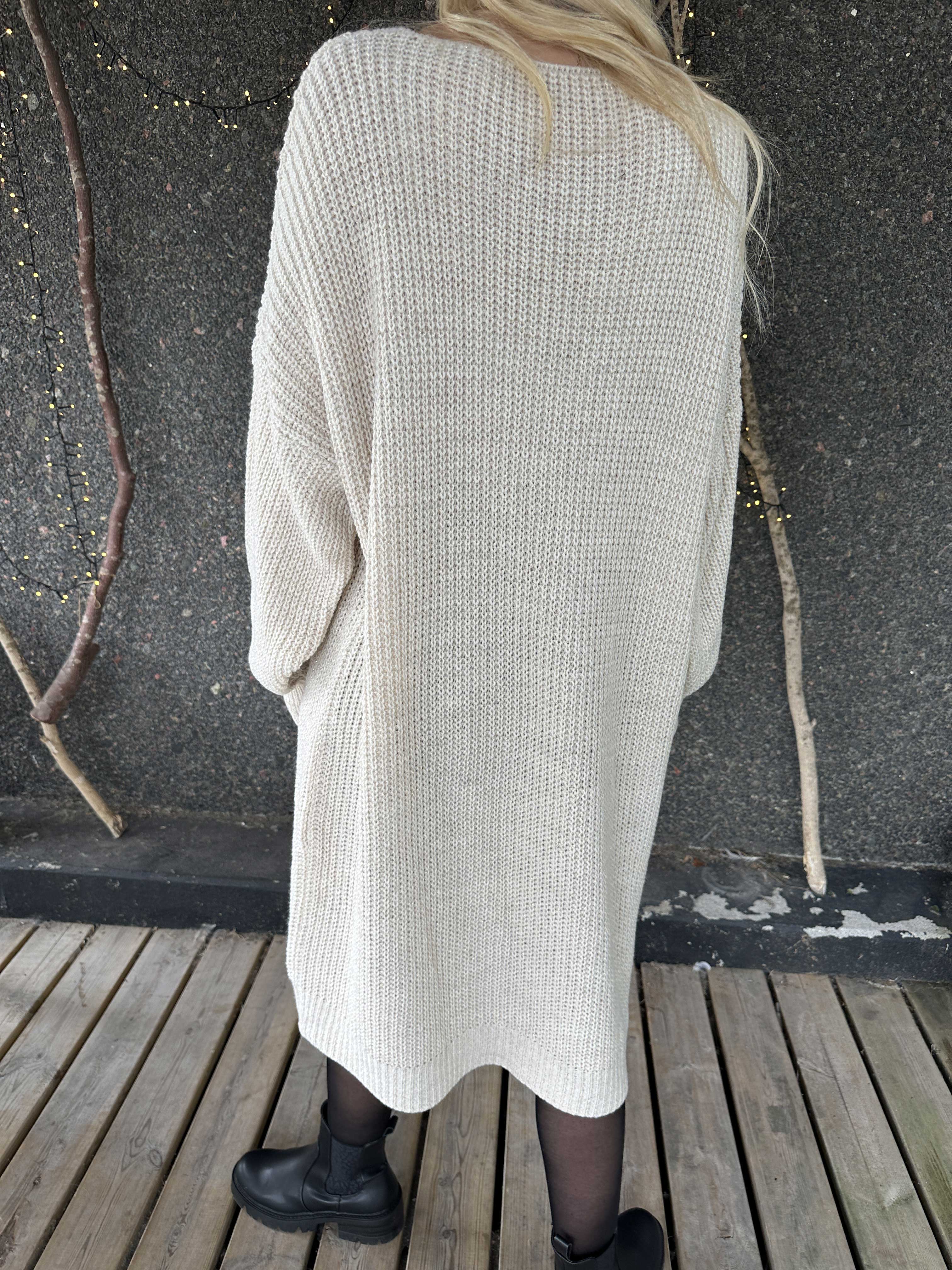 Juletta - Lang strikkjole med tynde guldtråde