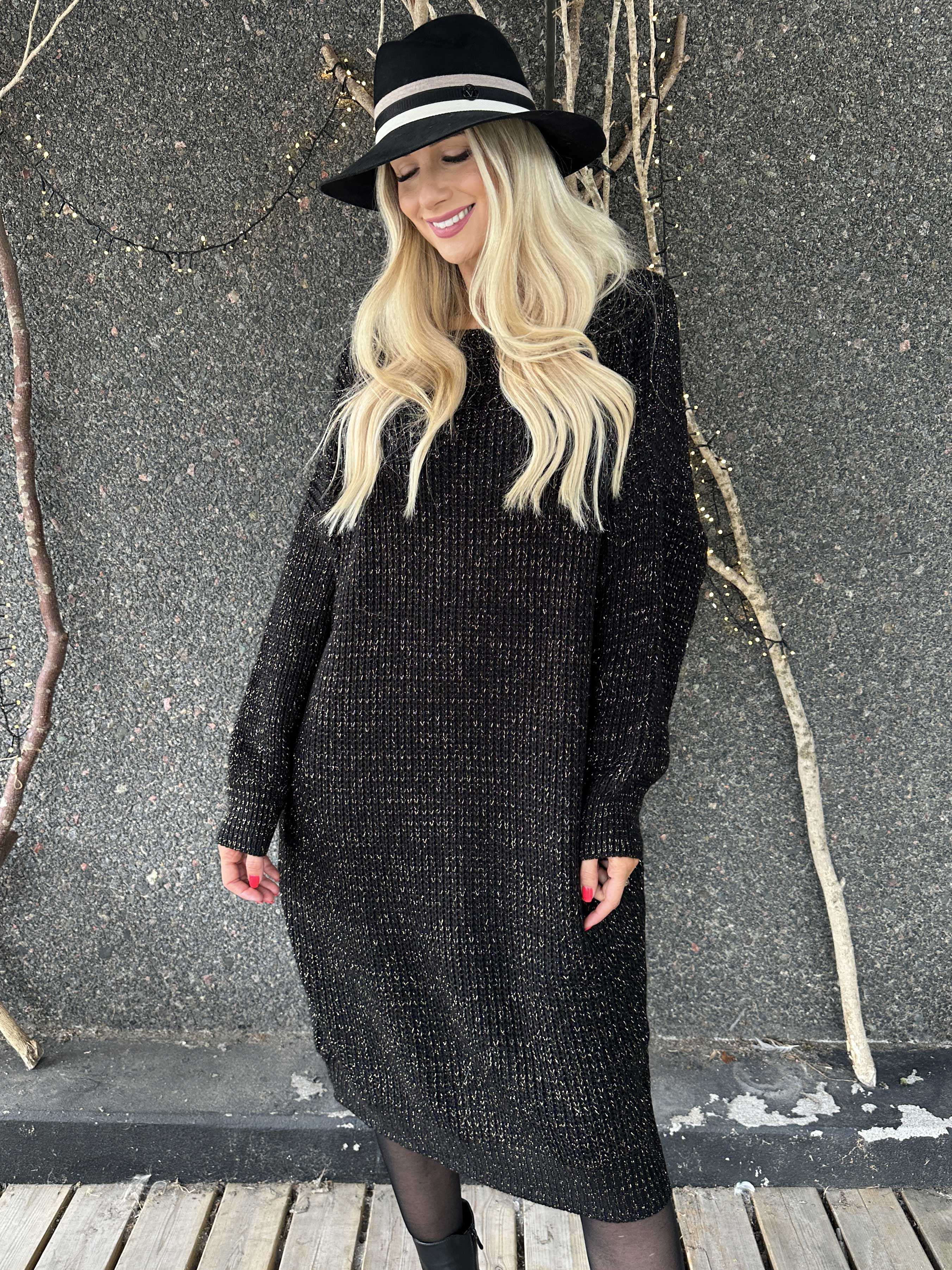 Juletta - Lang strikkjole med tynde guldtråde