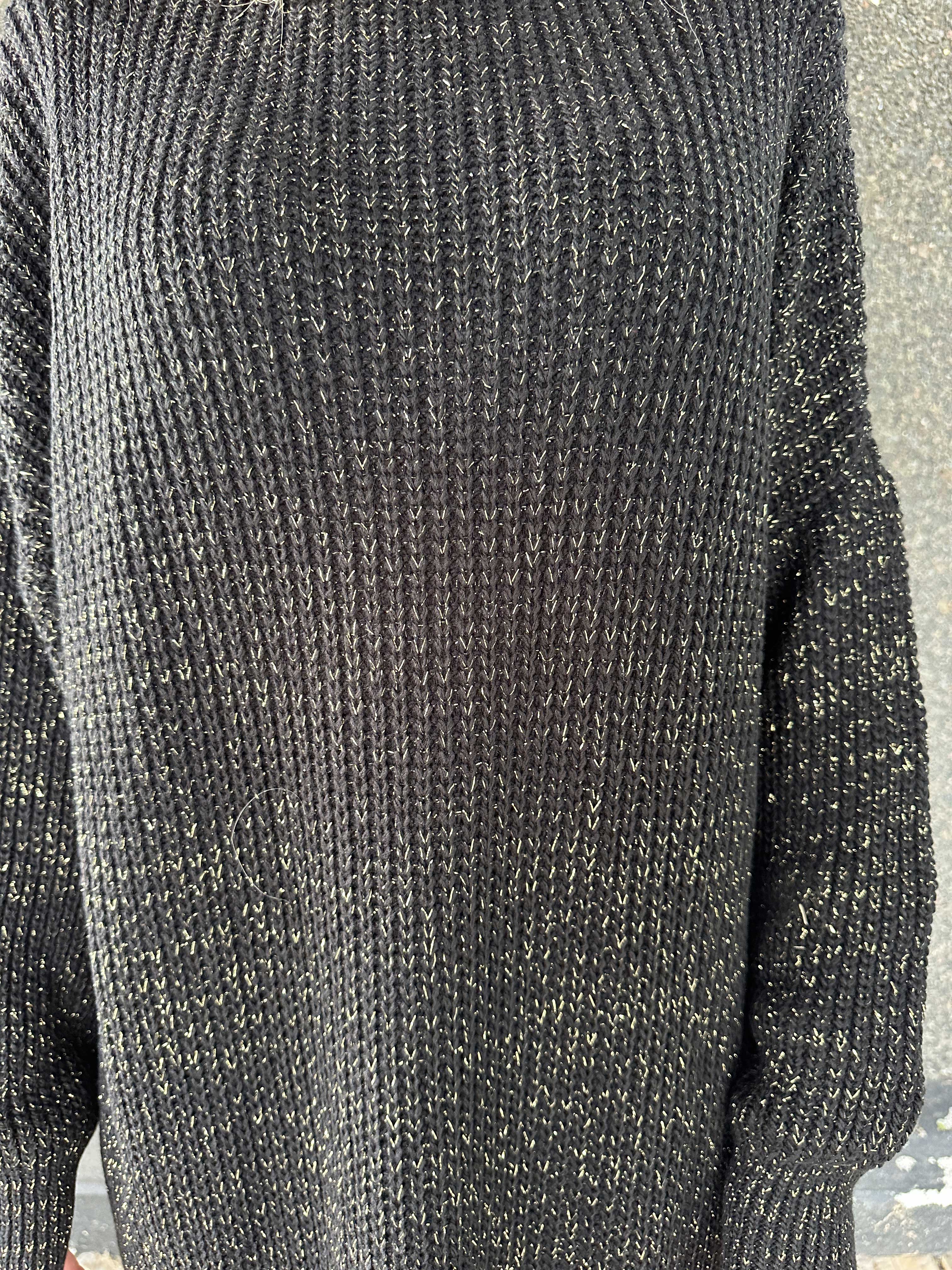 Juletta - Lang strikkjole med tynde guldtråde