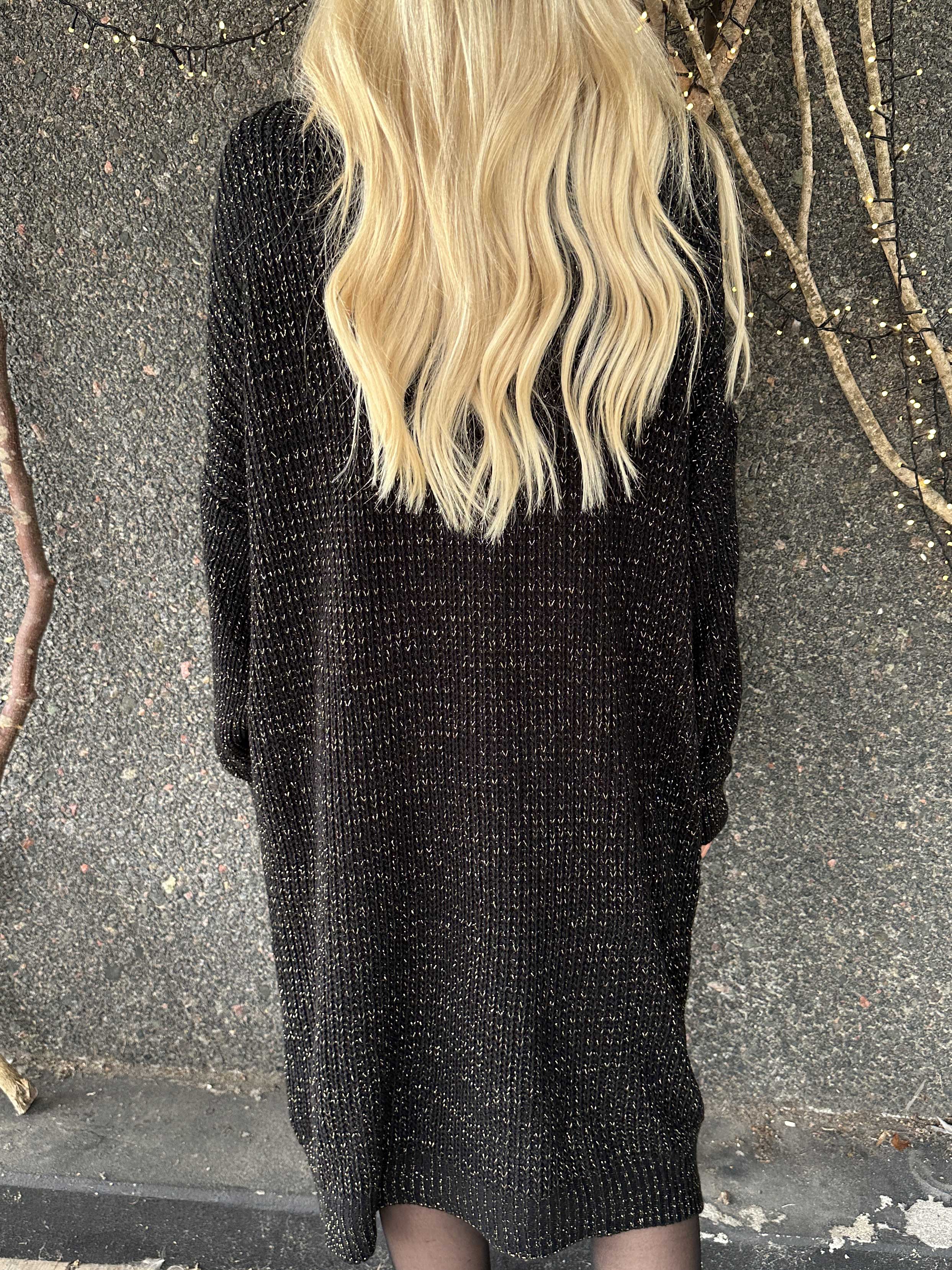 Juletta - Lang strikkjole med tynde guldtråde