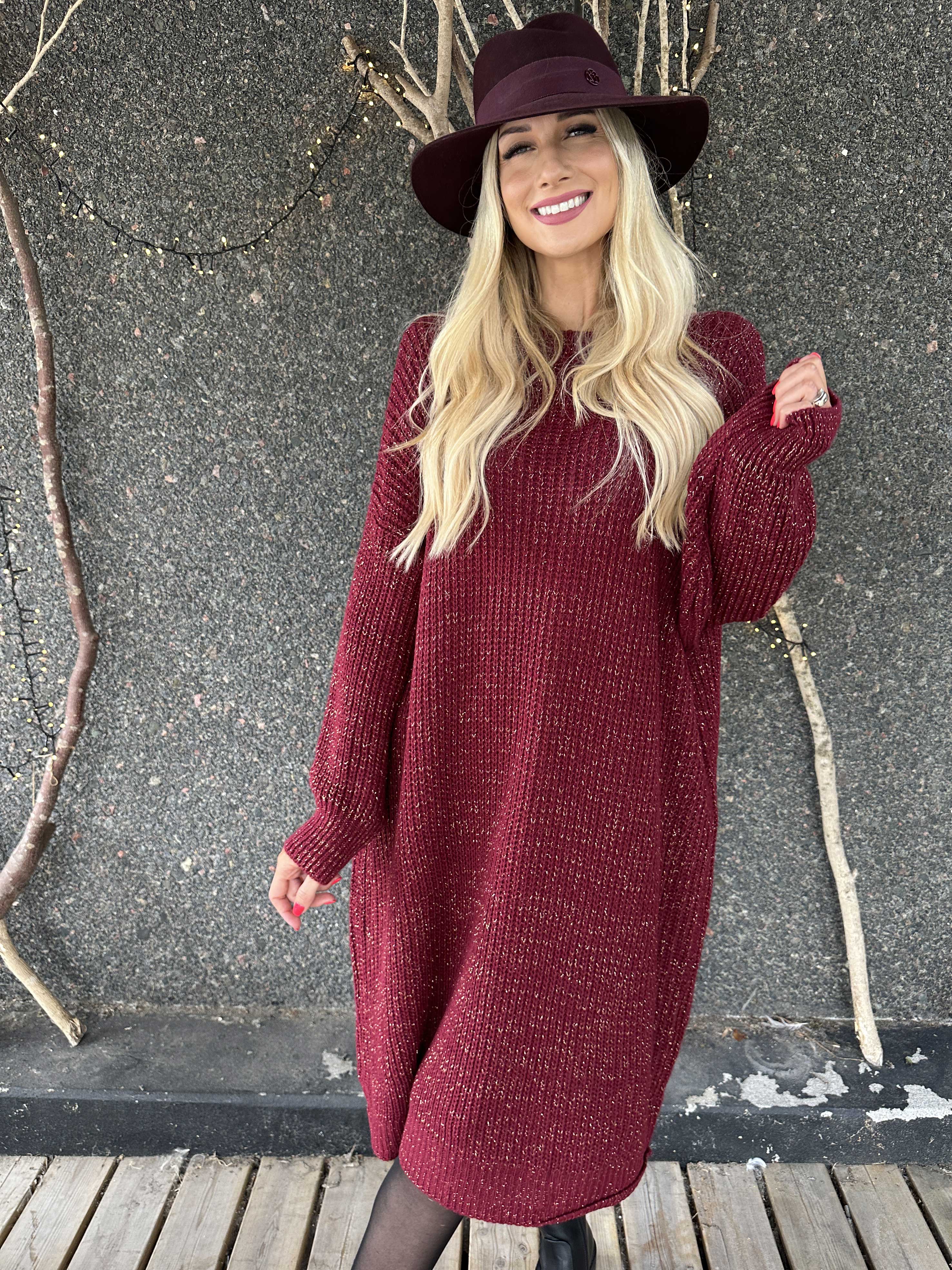 Juletta - Lang strikkjole med tynde guldtråde