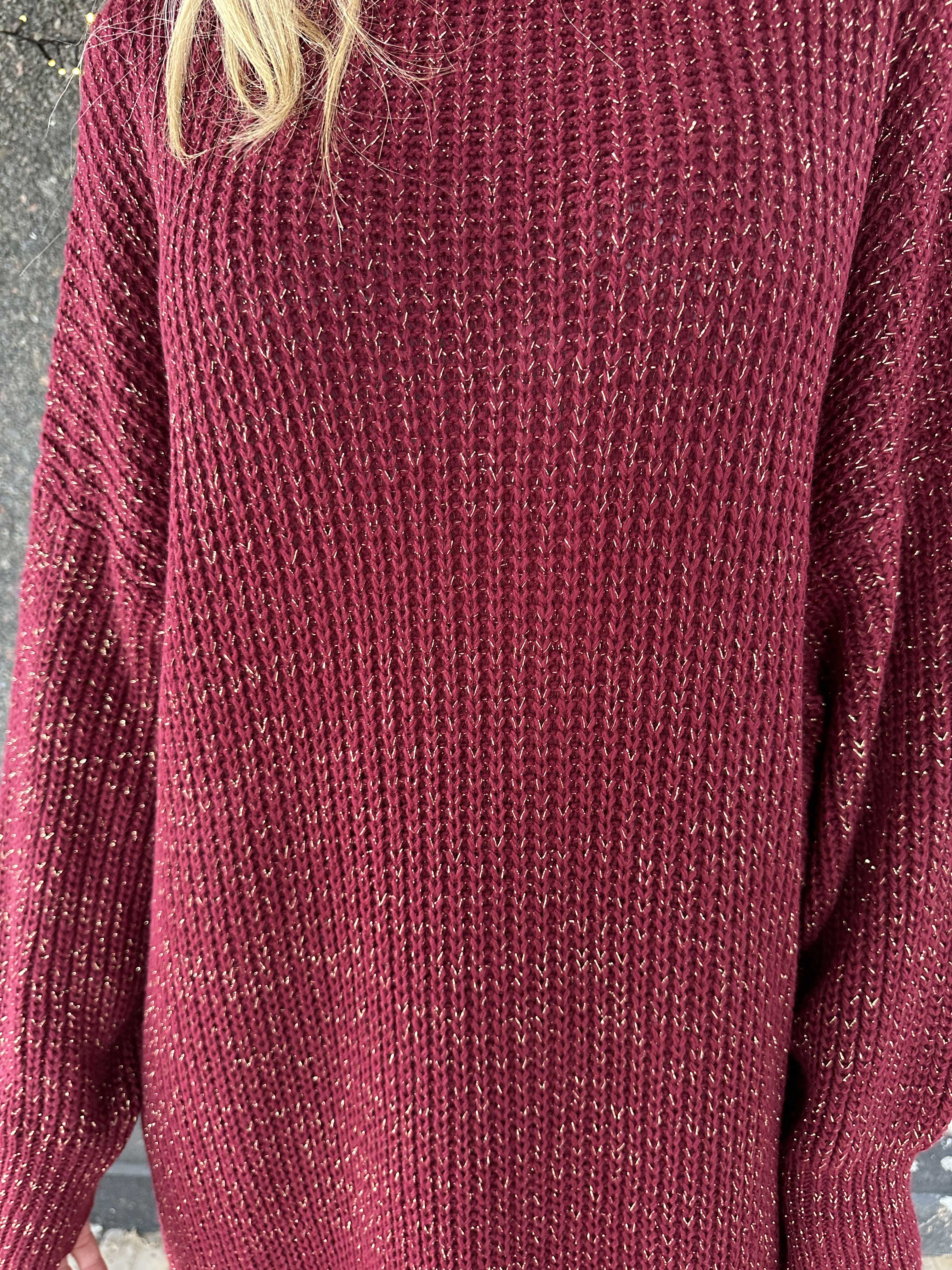 Juletta - Lang strikkjole med tynde guldtråde