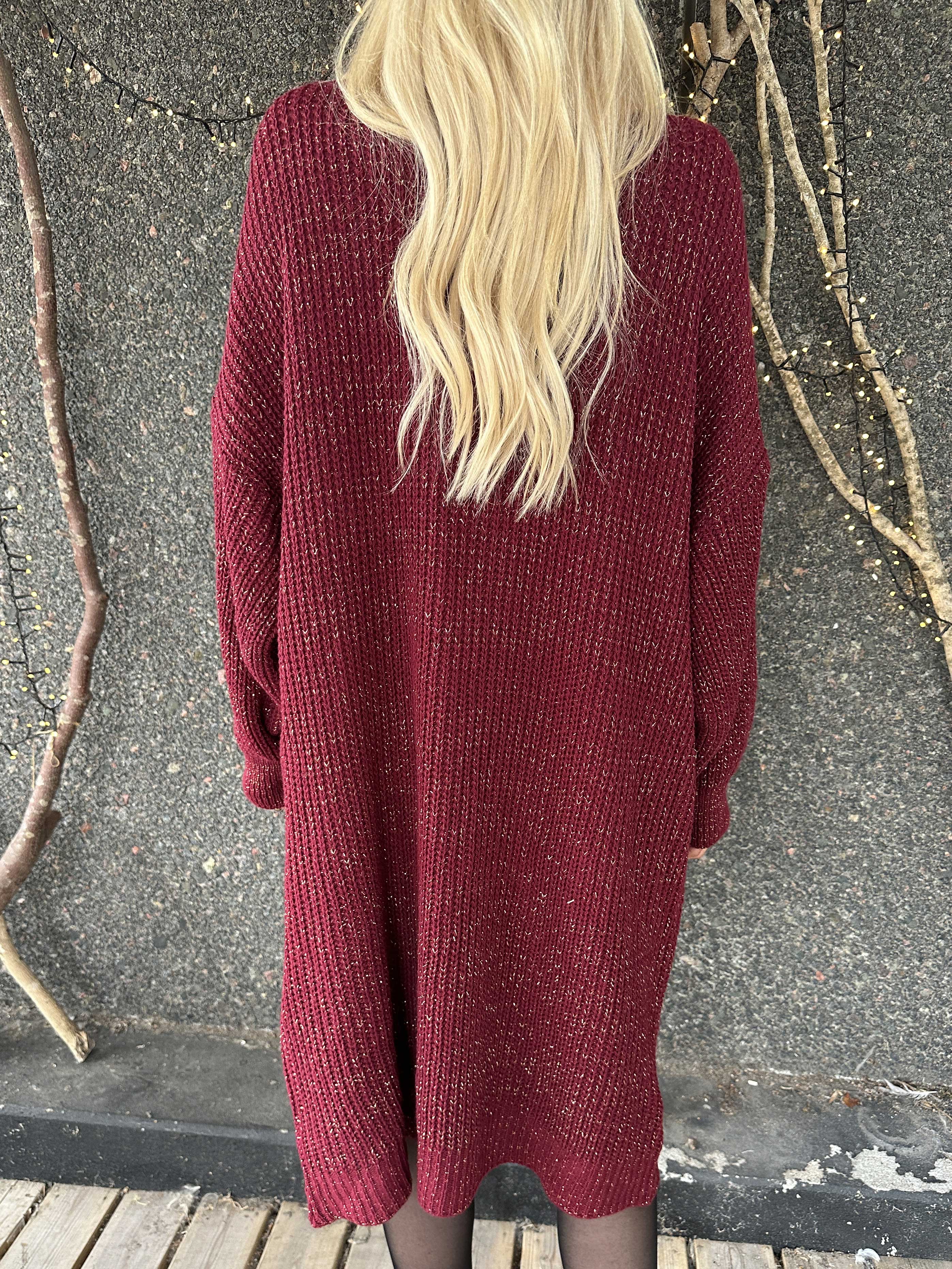 Juletta - Lang strikkjole med tynde guldtråde