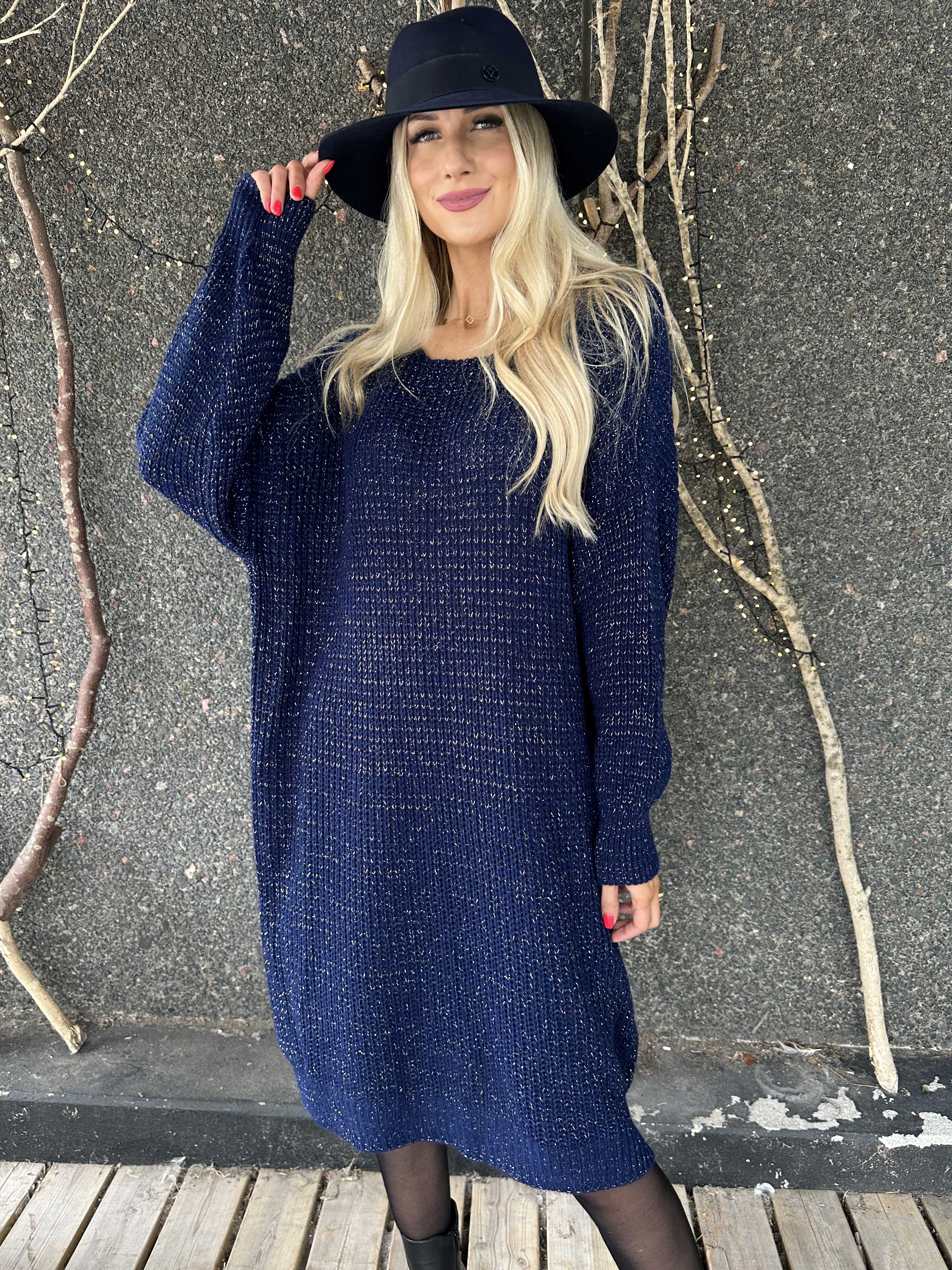 Juletta - Lang strikkjole med tynde guldtråde