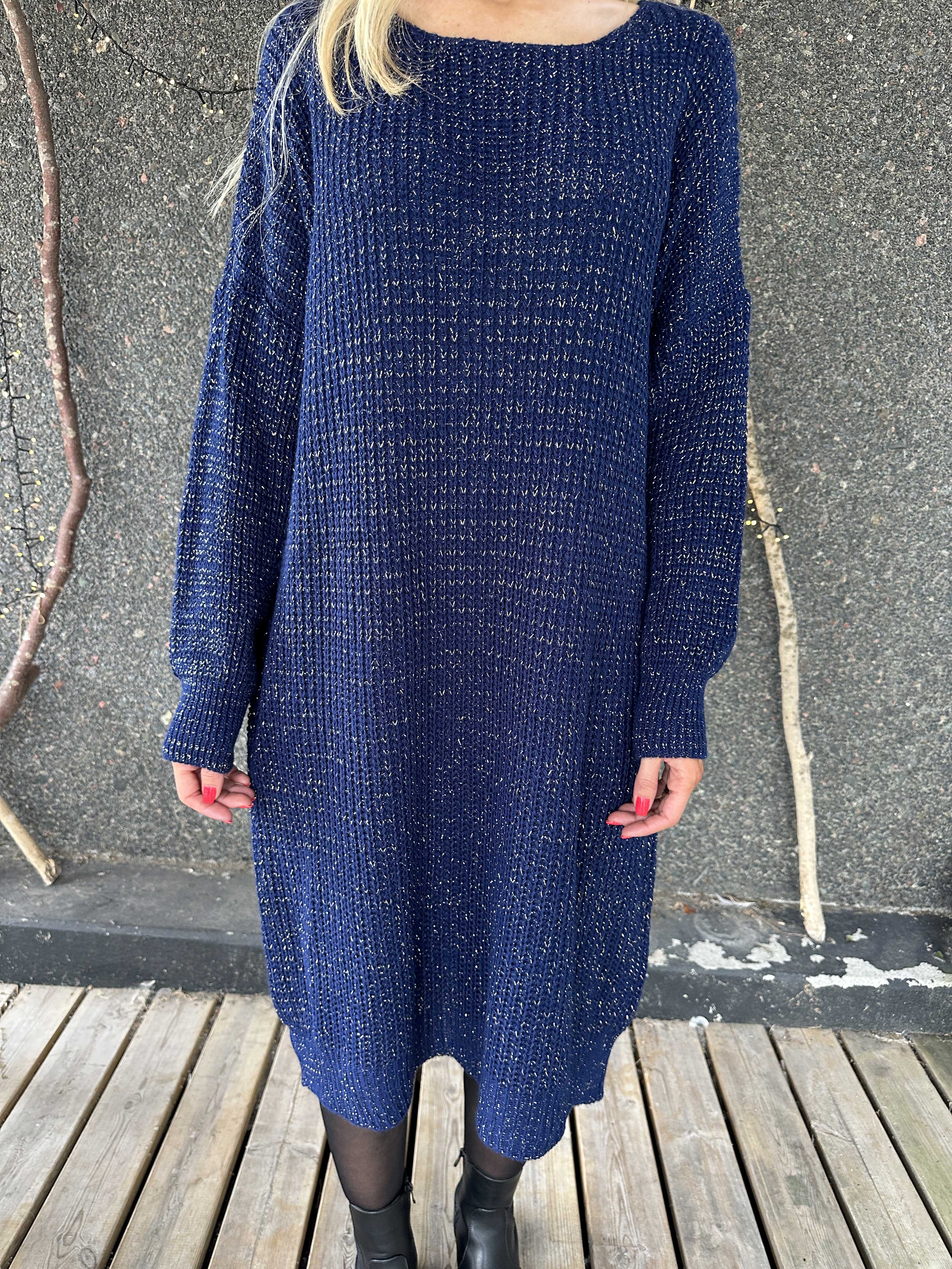 Juletta - Lang strikkjole med tynde guldtråde