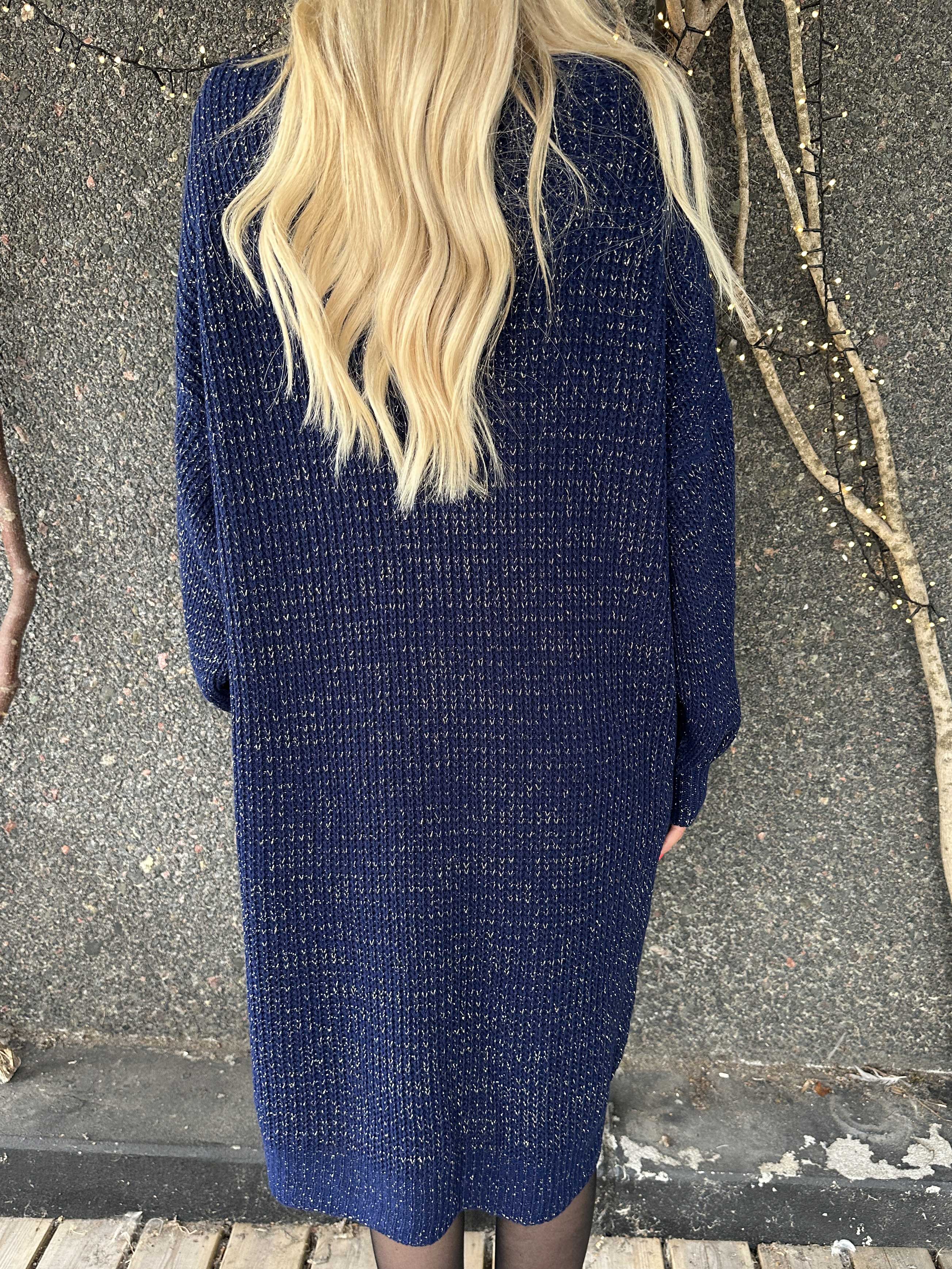 Juletta - Lang strikkjole med tynde guldtråde