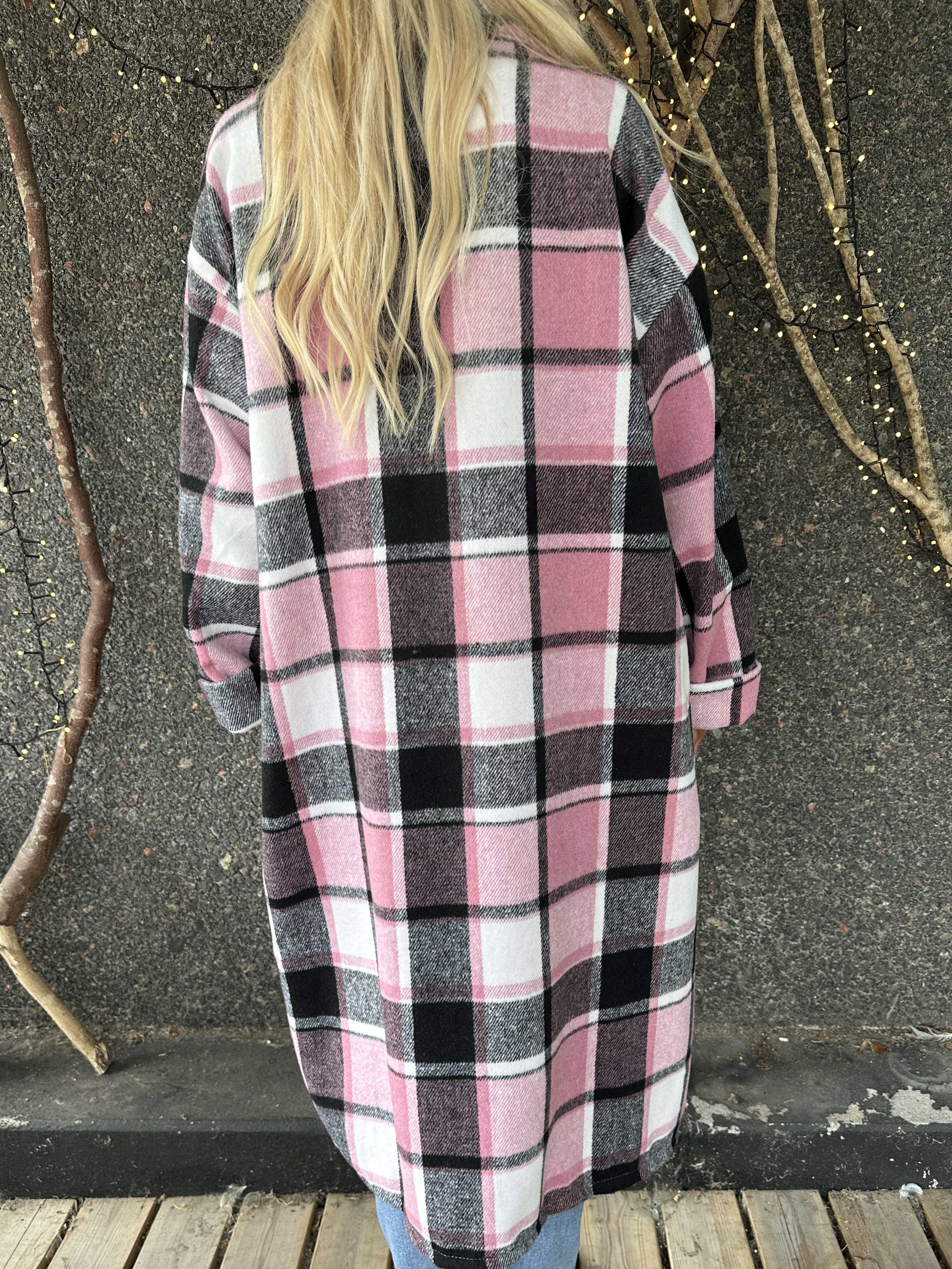 Karoline - Lang ternet skjortejakke i viskose