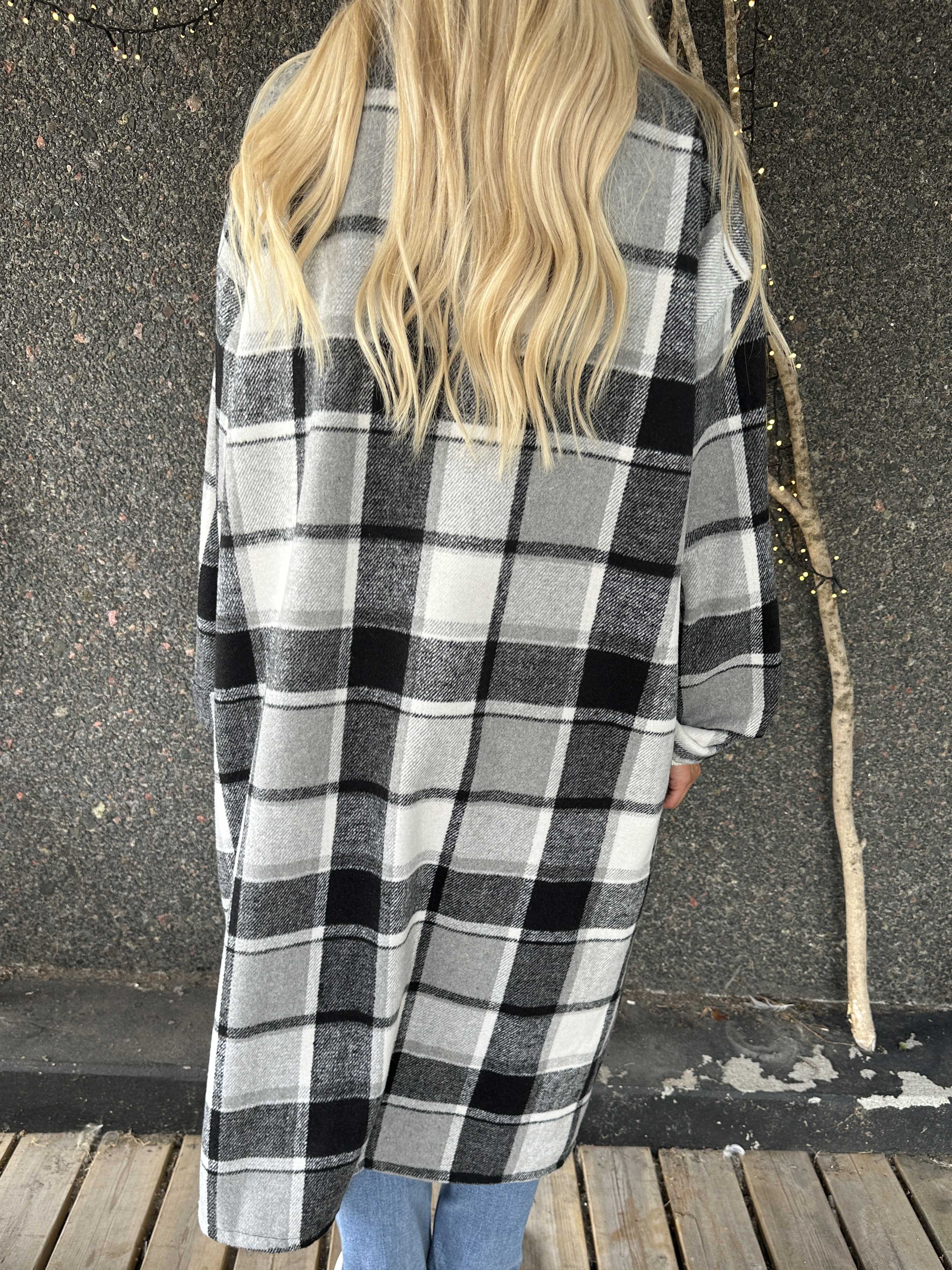 Karoline - Lang ternet skjortejakke i viskose