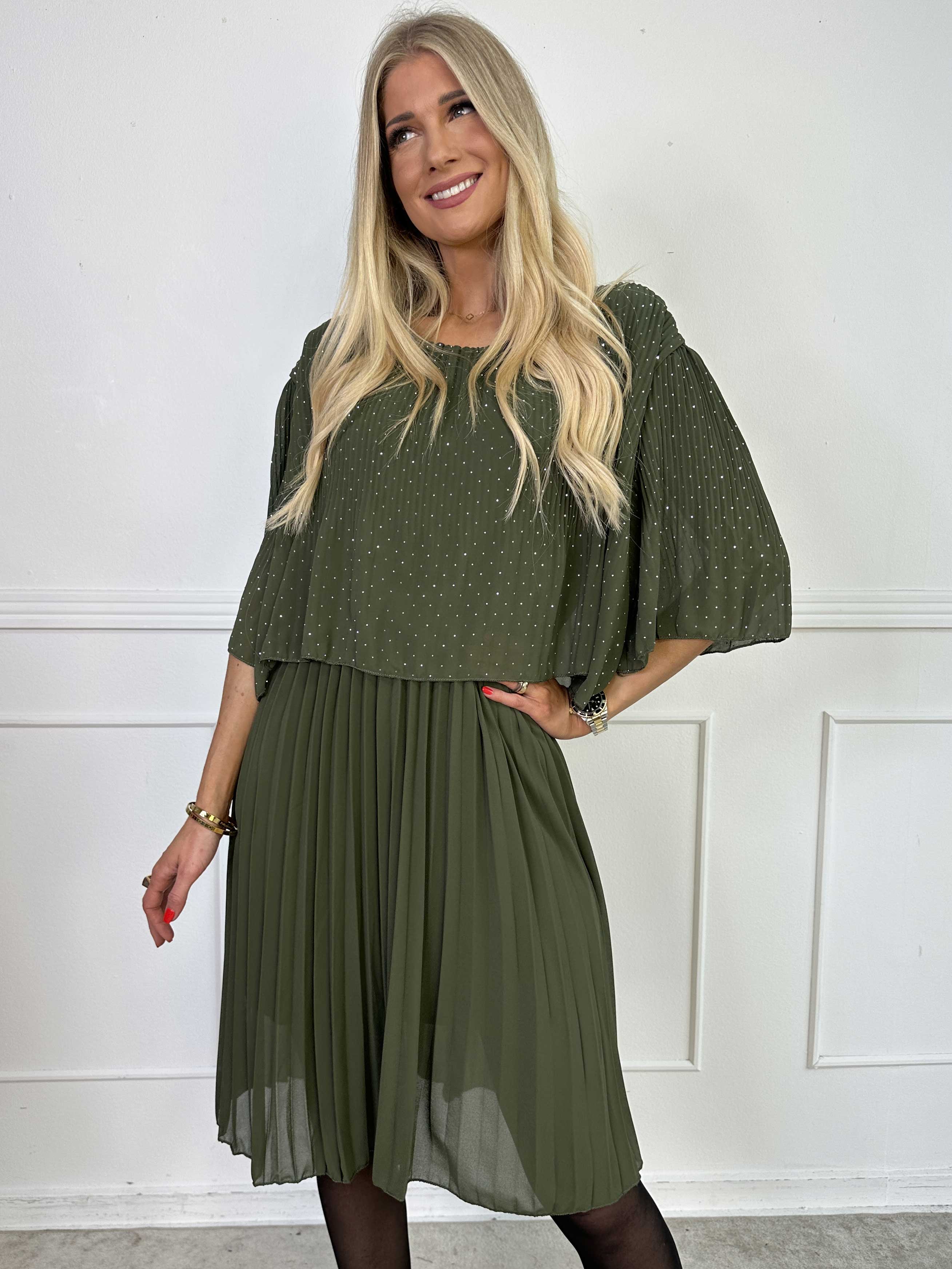 Kristina Crystal - Plisseret kjole i chiffon pyntet med similisten og flæselag