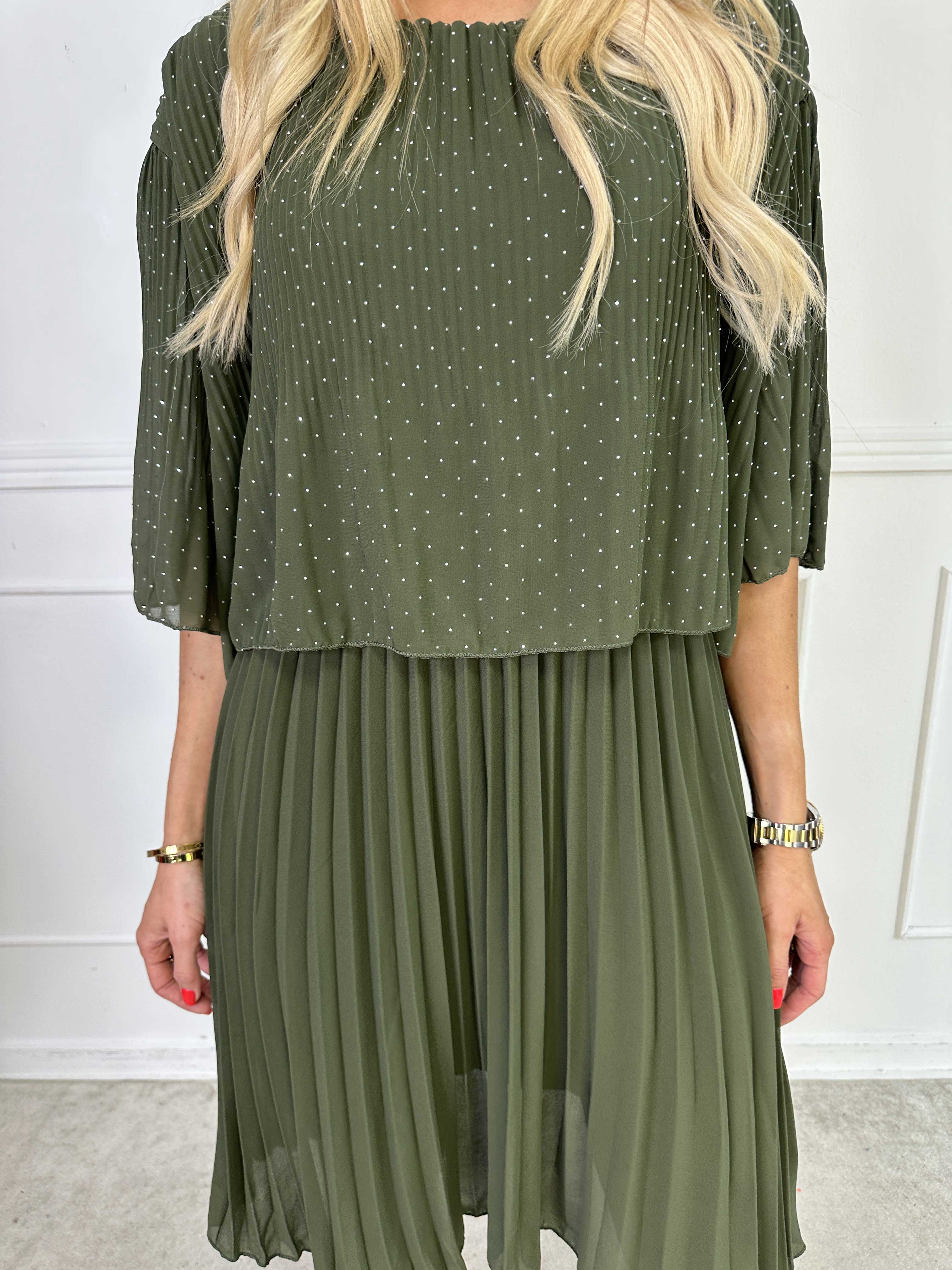 Kristina Crystal - Plisseret kjole i chiffon pyntet med similisten og flæselag