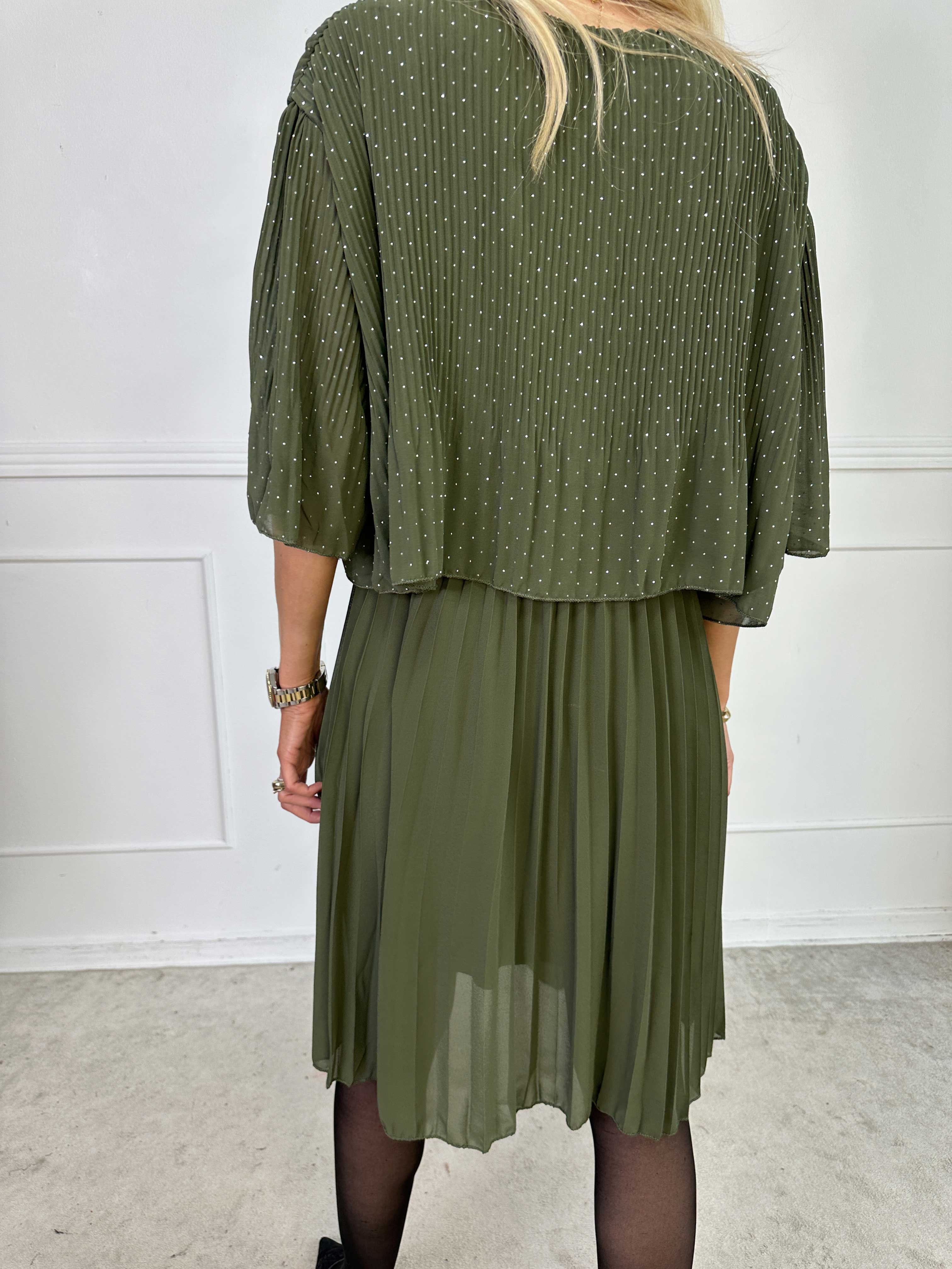 Kristina Crystal - Plisseret kjole i chiffon pyntet med similisten og flæselag