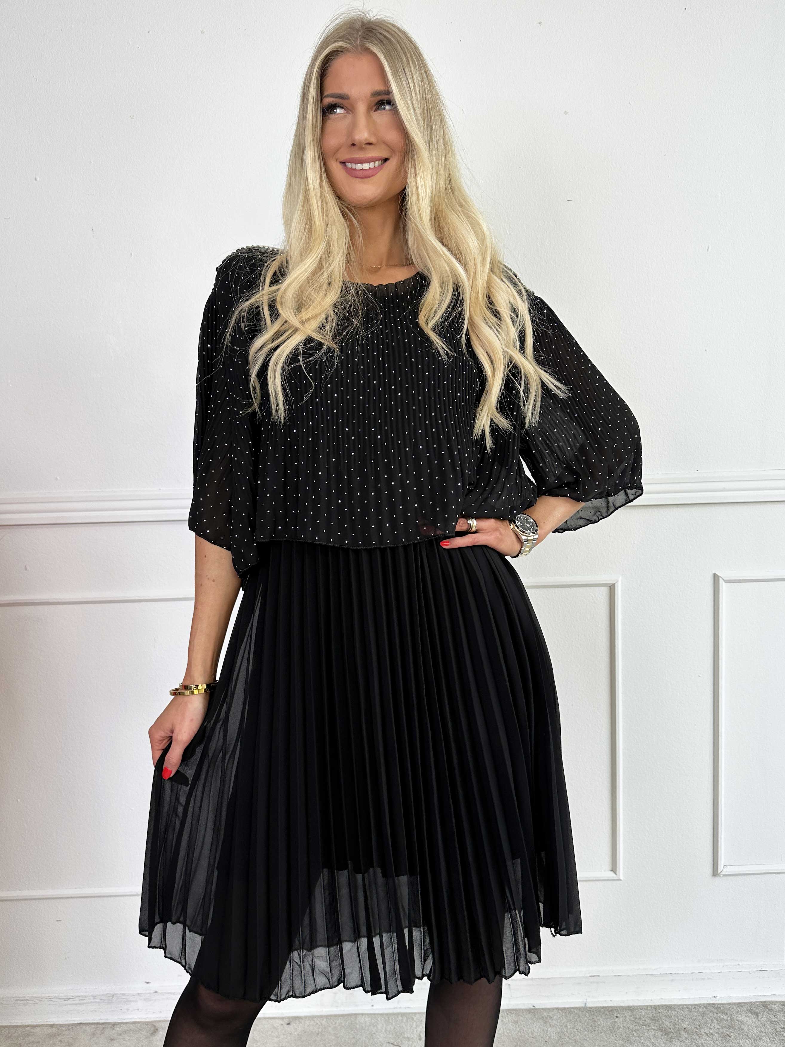 Kristina Crystal - Plisseret kjole i chiffon pyntet med similisten og flæselag