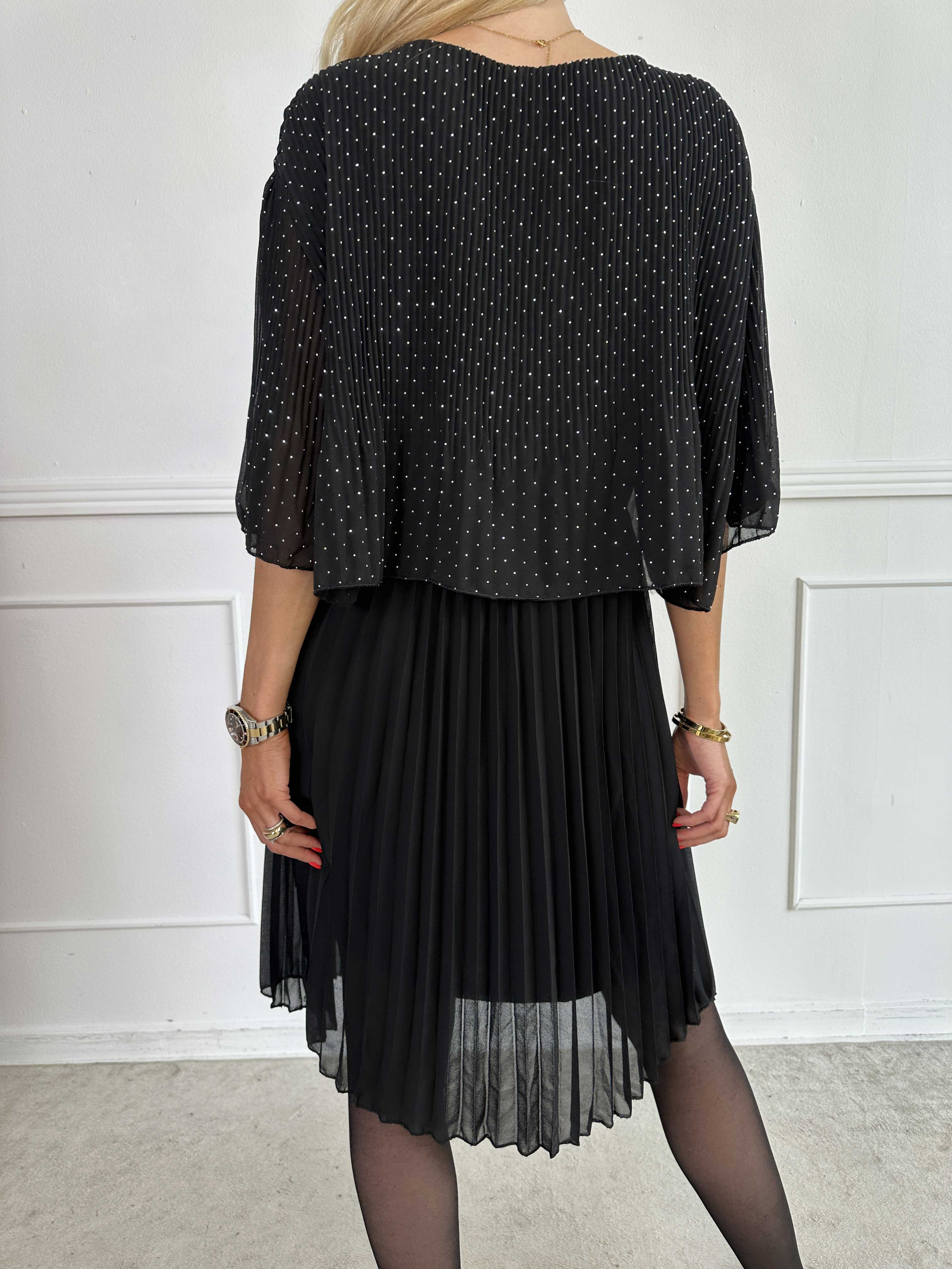 Kristina Crystal - Plisseret kjole i chiffon pyntet med similisten og flæselag