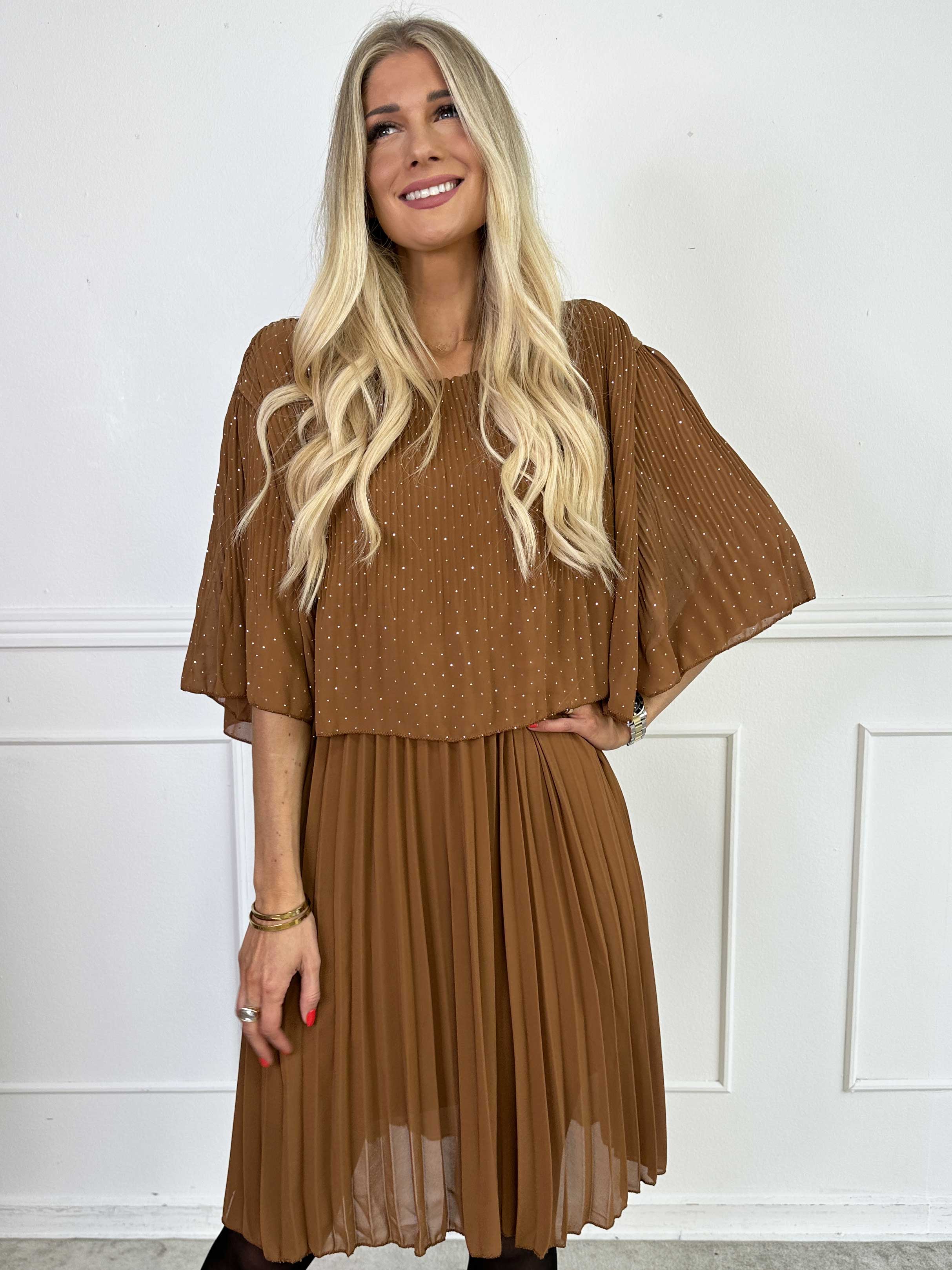 Kristina Crystal - Plisseret kjole i chiffon pyntet med similisten og flæselag