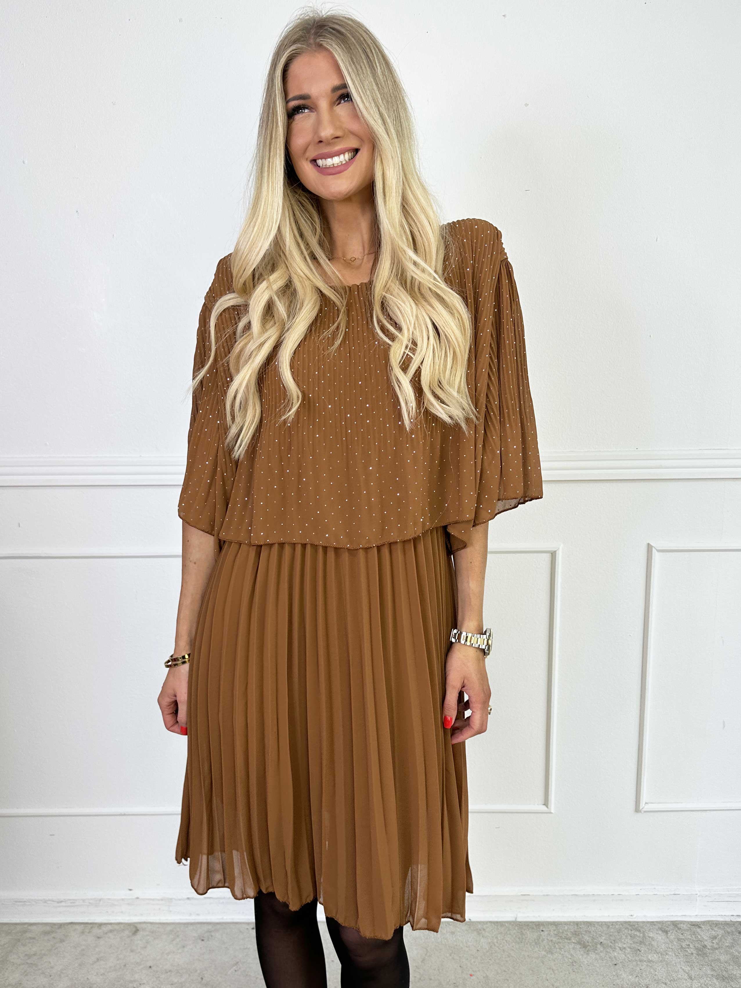 Kristina Crystal - Plisseret kjole i chiffon pyntet med similisten og flæselag