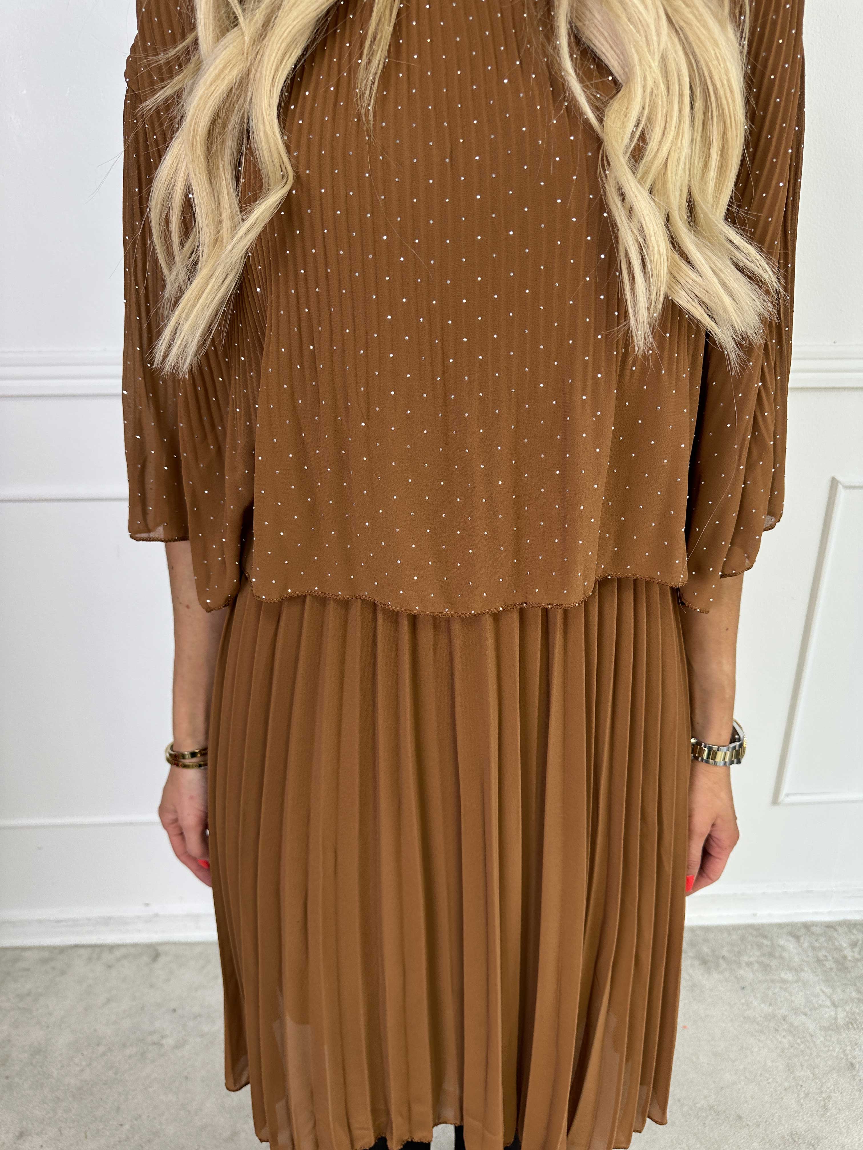 Kristina Crystal - Plisseret kjole i chiffon pyntet med similisten og flæselag