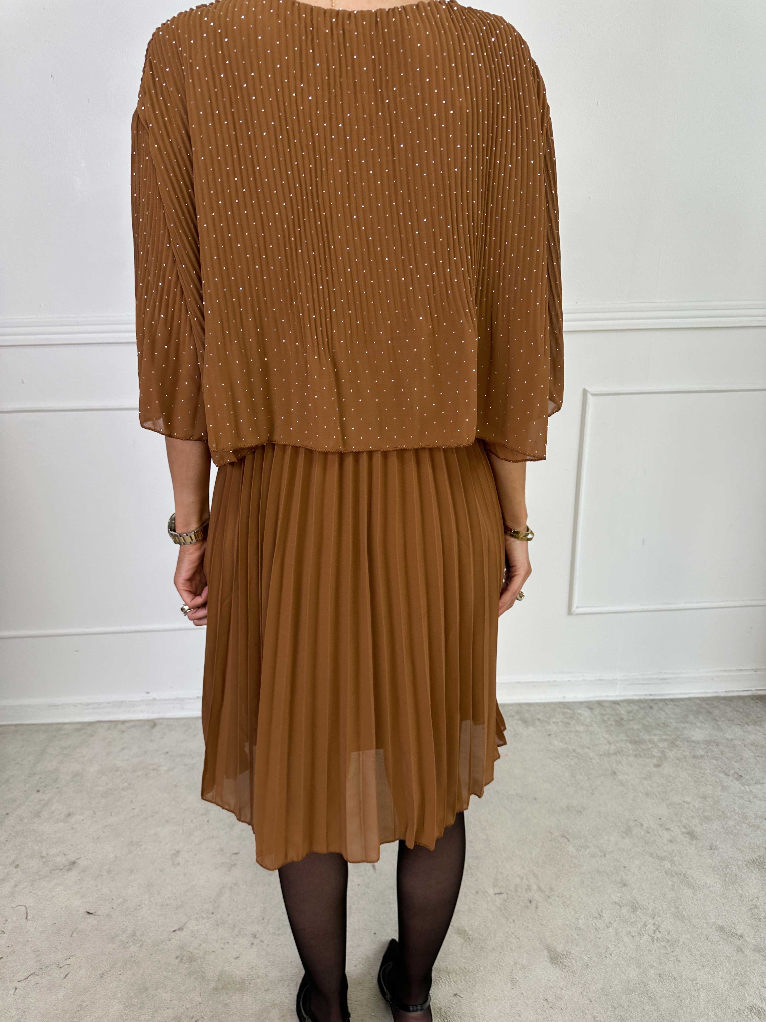 Kristina Crystal - Plisseret kjole i chiffon pyntet med similisten og flæselag