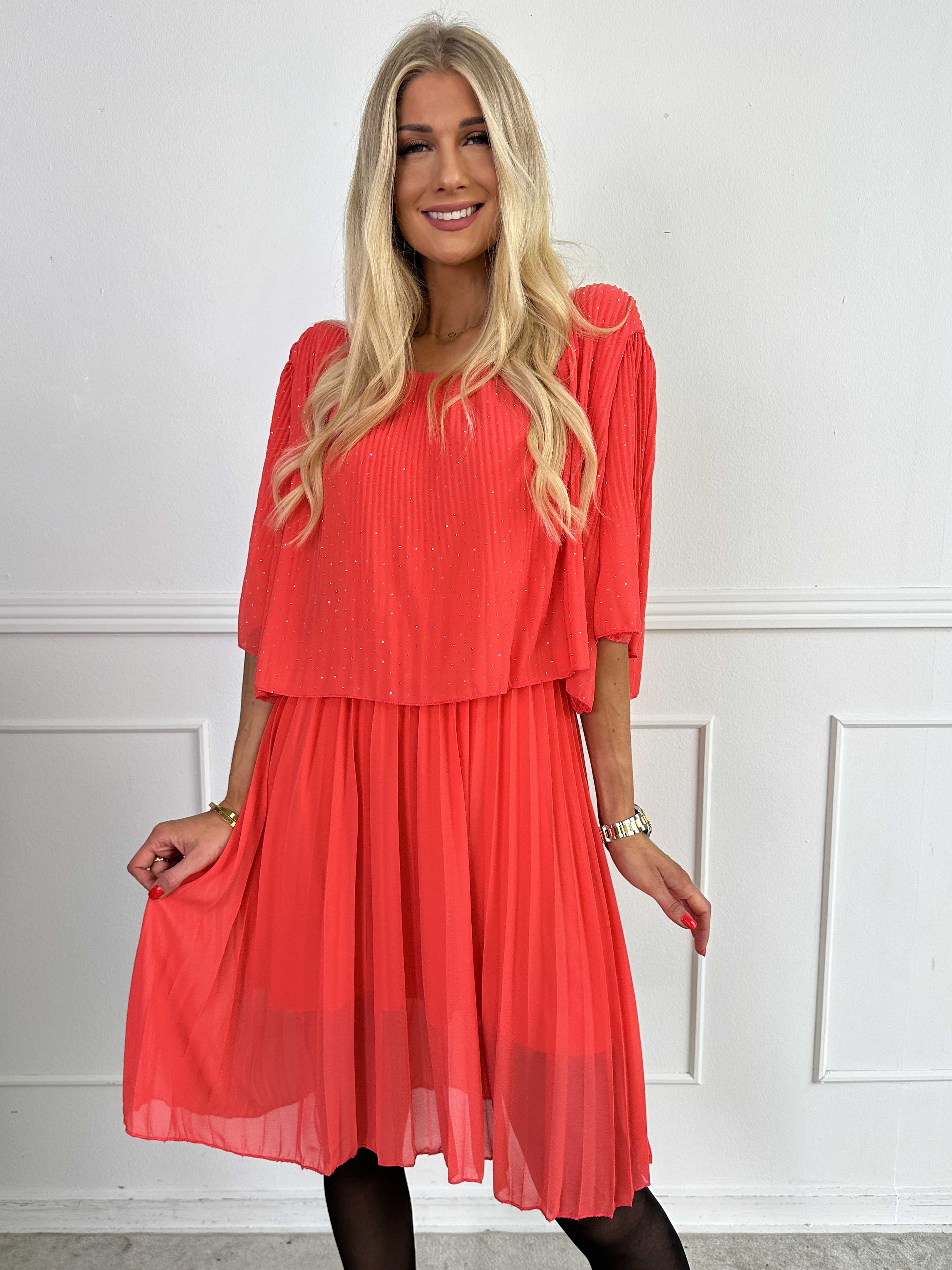 Kristina Crystal - Plisseret kjole i chiffon pyntet med similisten og flæselag