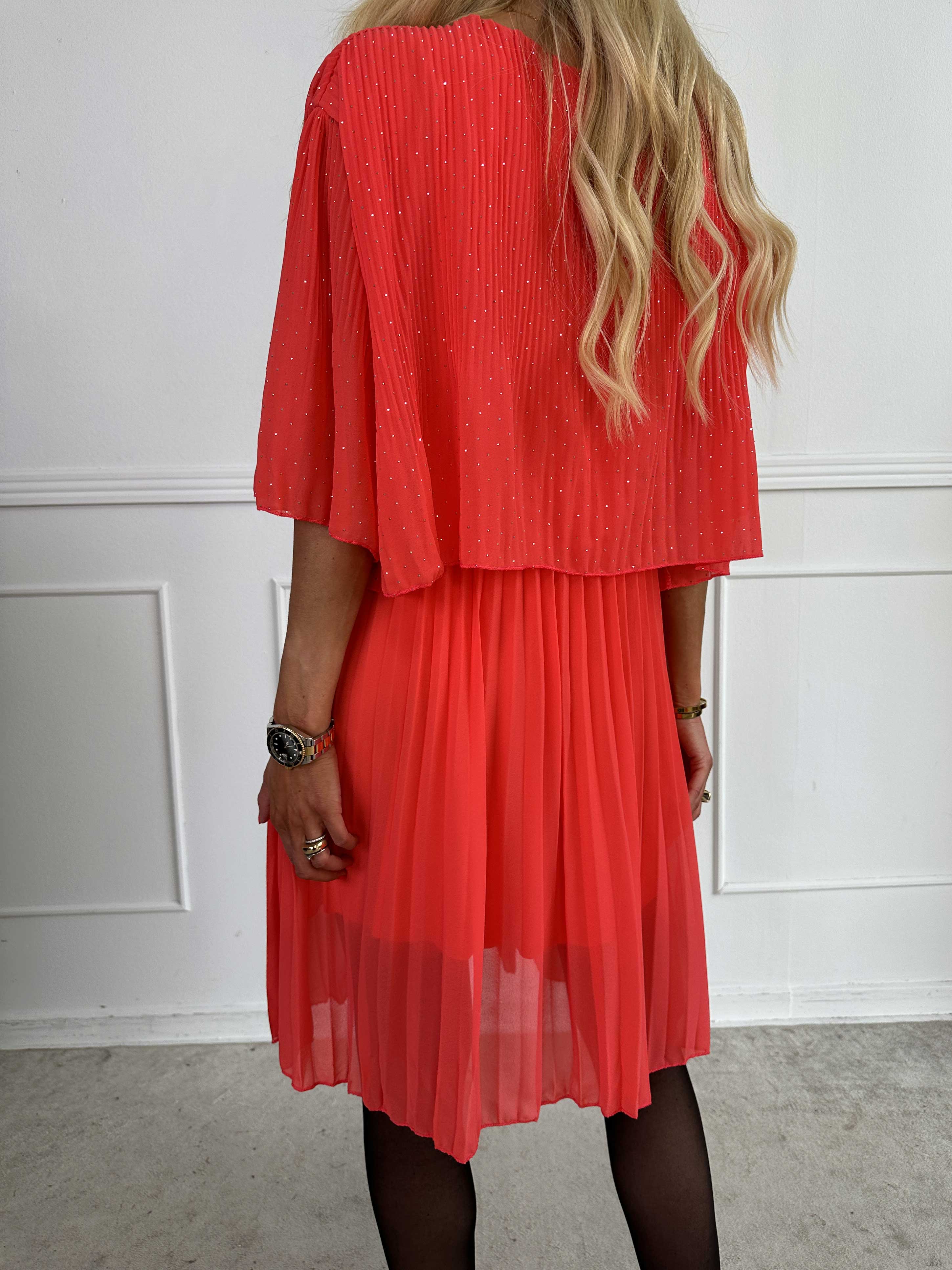 Kristina Crystal - Plisseret kjole i chiffon pyntet med similisten og flæselag