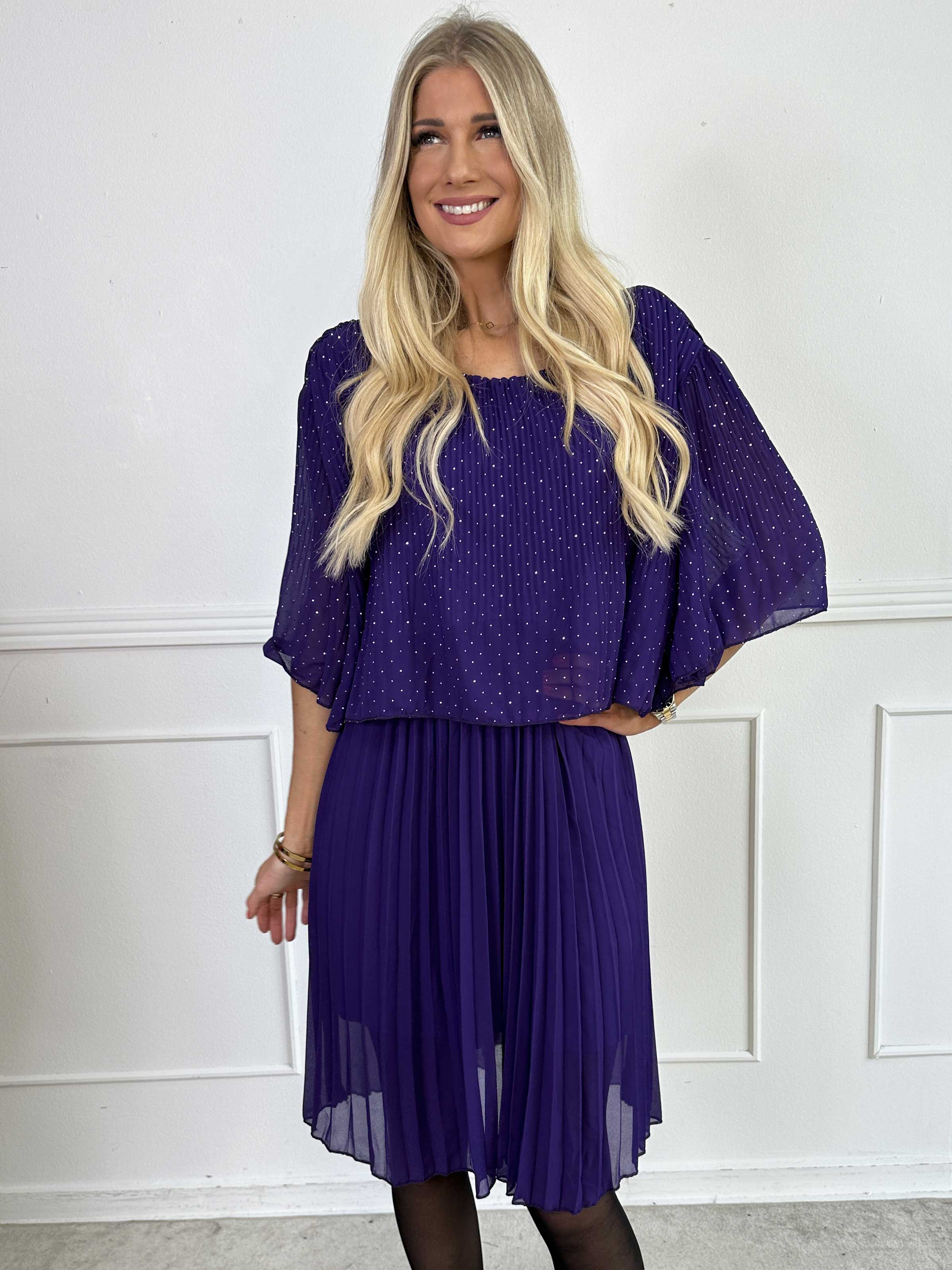 Kristina Crystal - Plisseret kjole i chiffon pyntet med similisten og flæselag