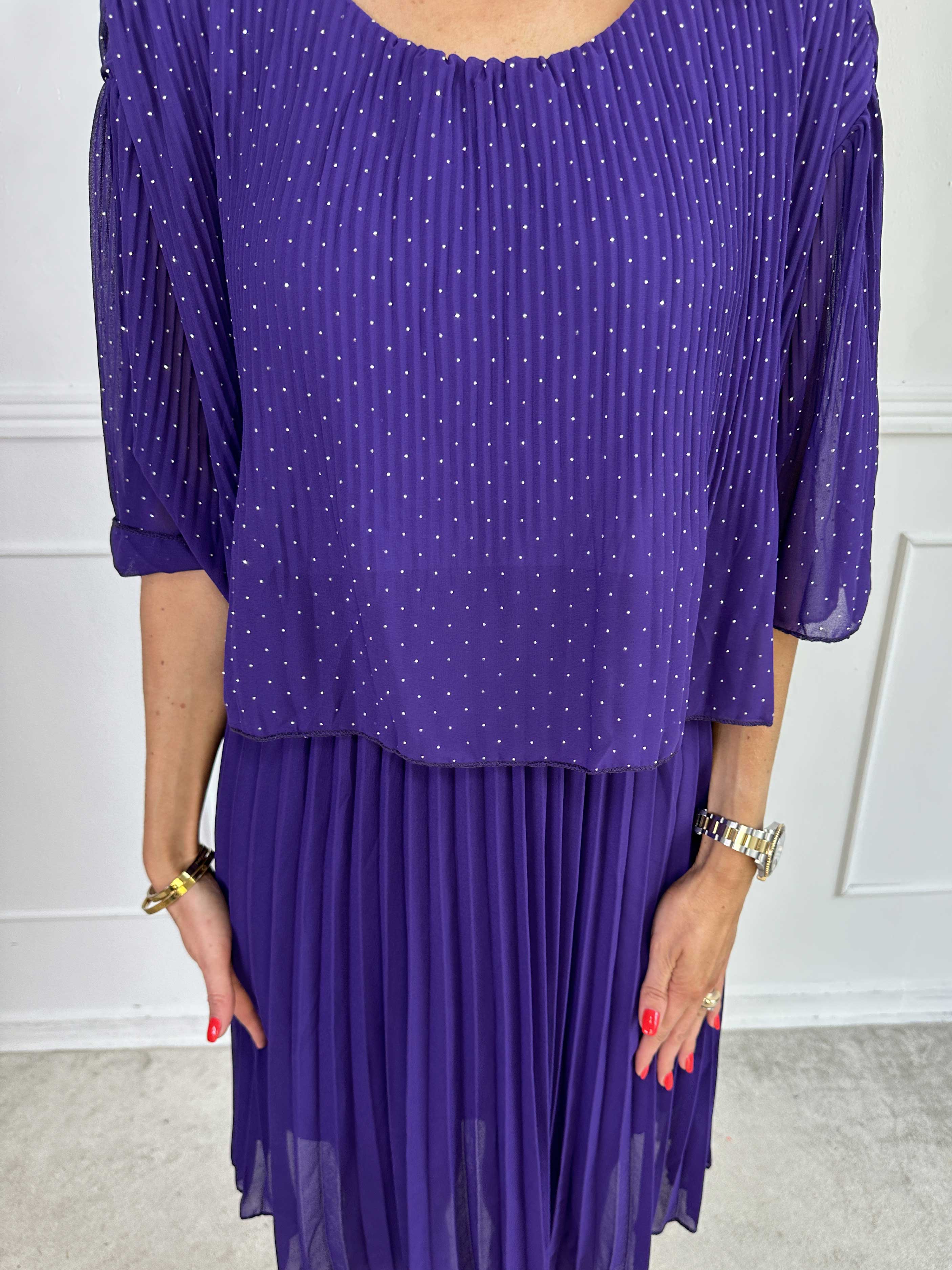 Kristina Crystal - Plisseret kjole i chiffon pyntet med similisten og flæselag